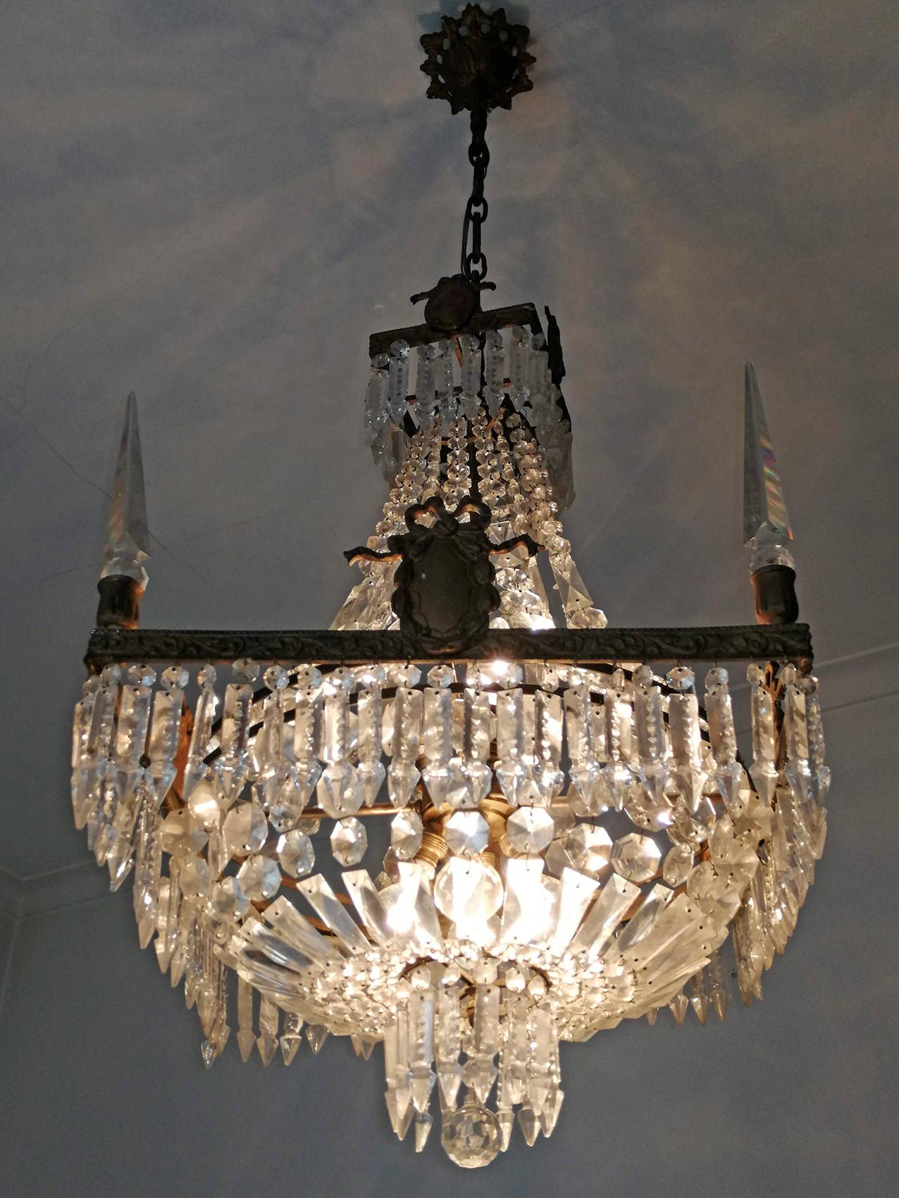 Lampadario francese Impero Regency Luigi XV con obelischi di cristallo e cesto in bronzo in vendita 3