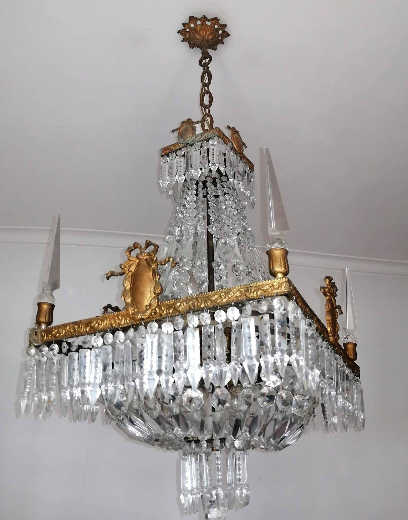 Dorato Lampadario francese Impero Regency Luigi XV con obelischi di cristallo e cesto in bronzo in vendita