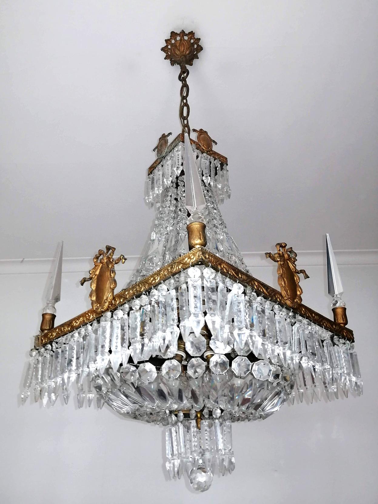 XX secolo Lampadario francese Impero Regency Luigi XV con obelischi di cristallo e cesto in bronzo in vendita