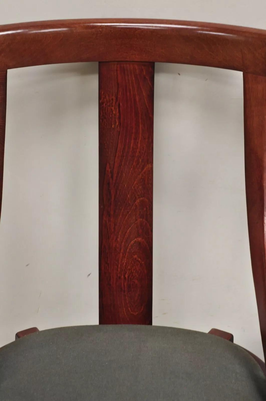 Sedie da pranzo con gambe a sciabola in legno di ciliegio in stile Impero francese - Set di 4 In condizioni buone in vendita a Philadelphia, PA