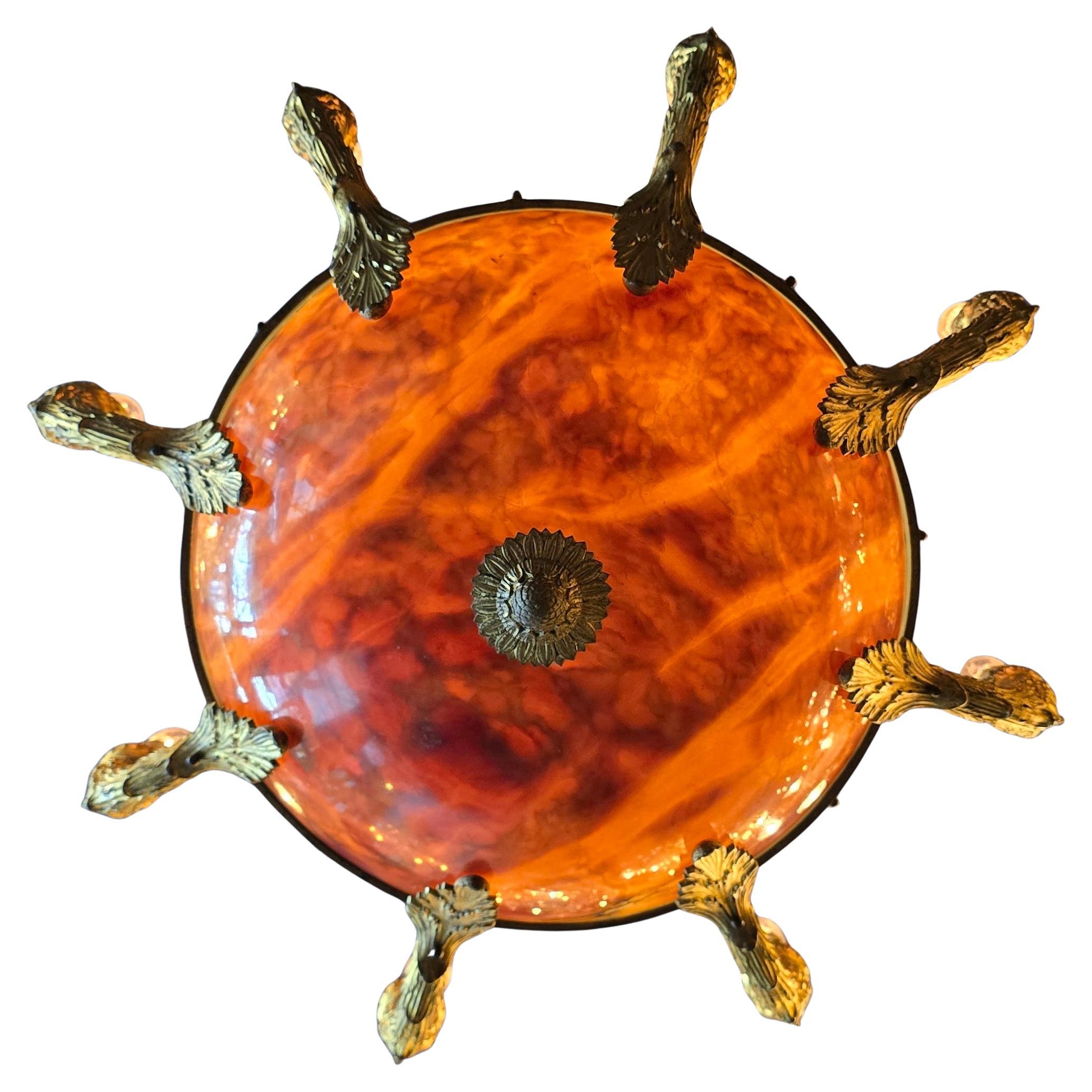 Monumentale lampadario francese in stile Impero con ciotola in alabastro, bronzo patinato e dorato, inizio XX secolo

Un imponente lampadario in stile Impero, risalente agli inizi del XX secolo, riccamente decorato con dettagli neoclassici. Il