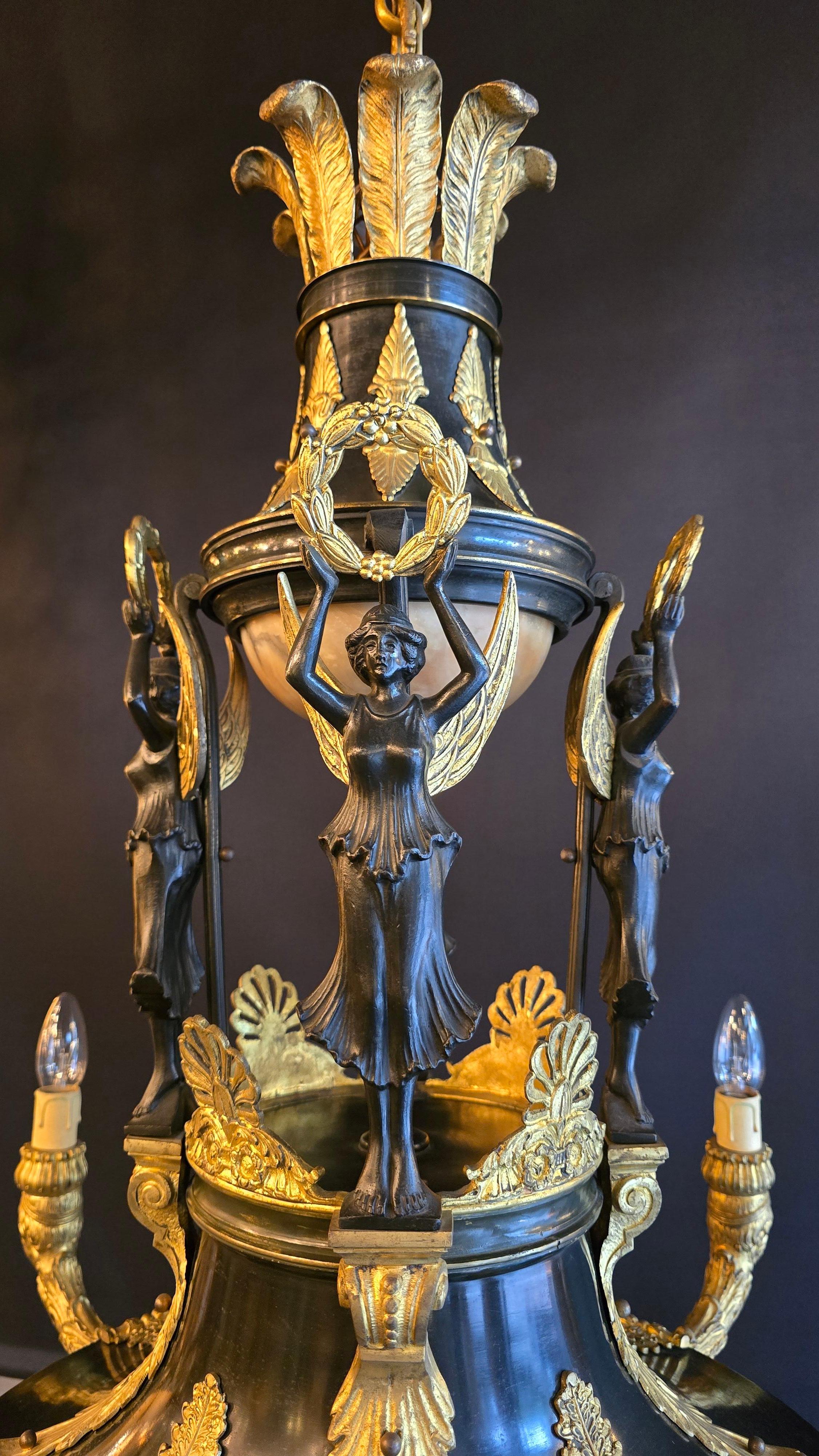 Lampadario in alabastro e bronzo in stile Impero francese, inizio XX secolo In condizioni buone in vendita a Antwerp, BE