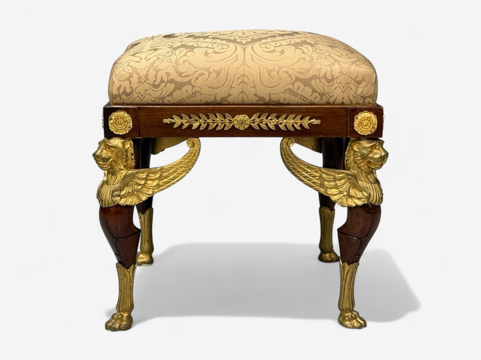 Renouveau Empire français, Bronze, Acajou, Tissu, Tabouret ou Ottoman, France, C.I.C.

Un tabouret antique remarquable avec un cadre en bois doré et en acajou, richement sculpté avec des supports de sphinx ailés et des pieds en forme de pattes.