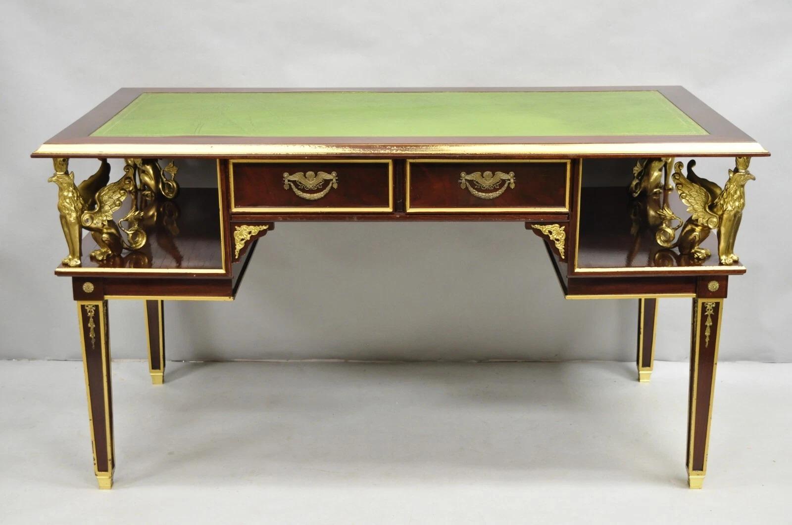 Vintage French Empire Revival Style Green Leather Top Mahogany Bureau Plat Executive Writing Desk & Chair with Bronze Griffin Ormolu by Global N.Y. Das Angebot umfasst einen sehr beeindruckenden Schreibtisch mit zwei verzahnten Schubladen, einer