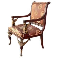 Poltrona francese in mogano in stile Impero con figure di sfingi in bronzo dorato