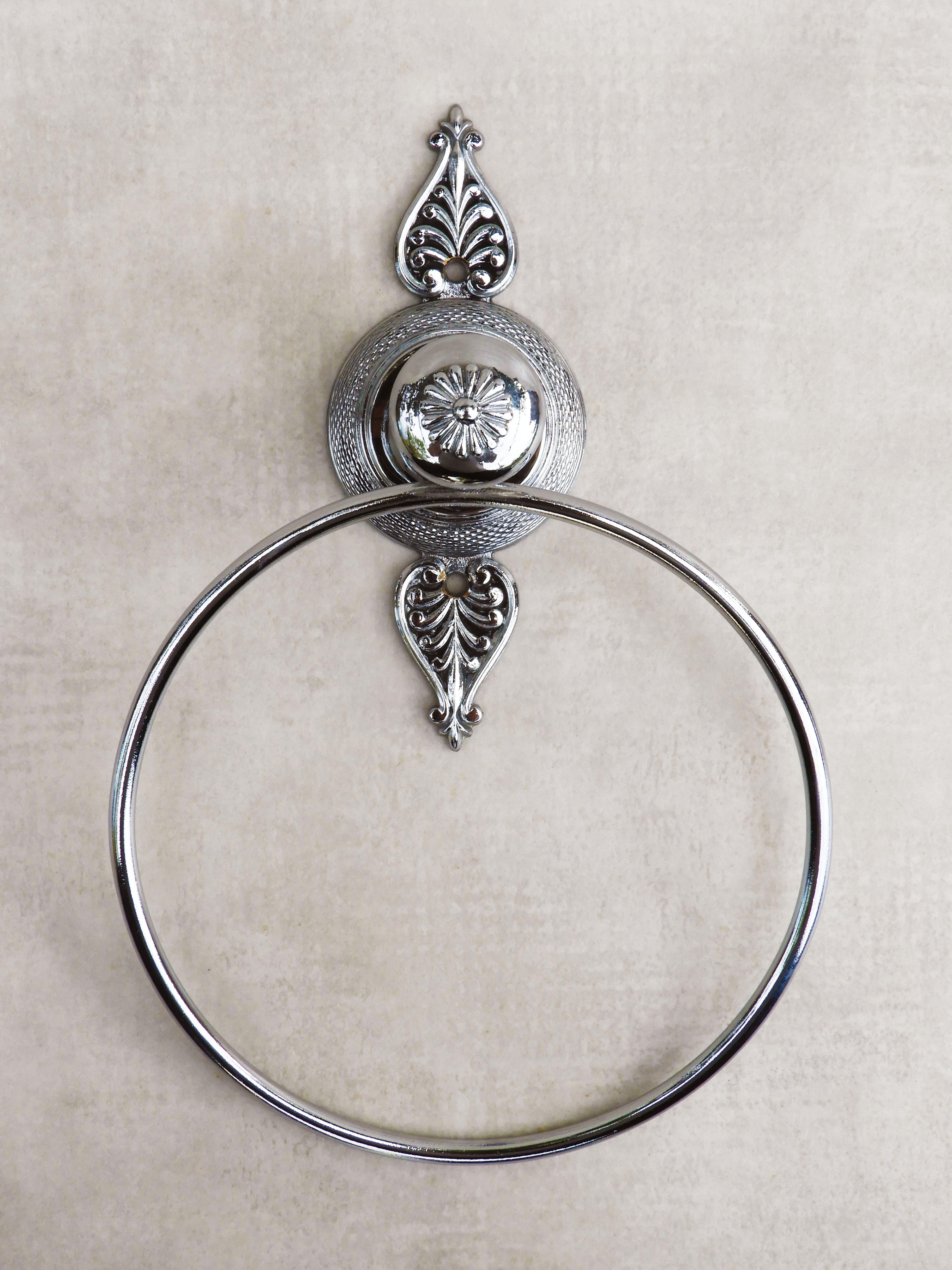 French Empire Revival Style Chrome towel Ring, C1970s. Stylish French 'anneau de serviette' in chrome, a sophisticated modern take on a timeless classic design. Well-made, good-quality piece, in great vintage condition with only light wear