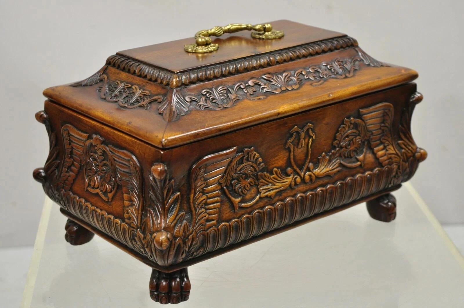 Boîte à bijoux de style rococo de l'Empire français en acajou sculpté avec pied en patte en vente 4