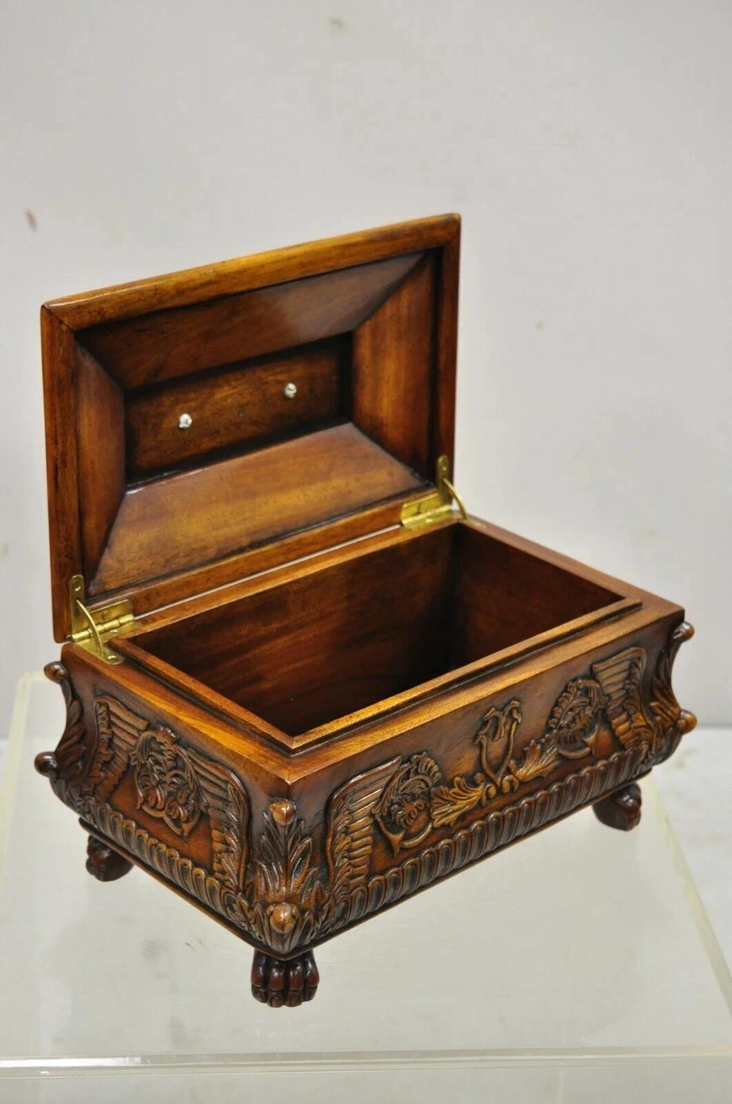 Boîte à bijoux de style rococo de l'Empire français en acajou sculpté avec pied en patte en vente 5