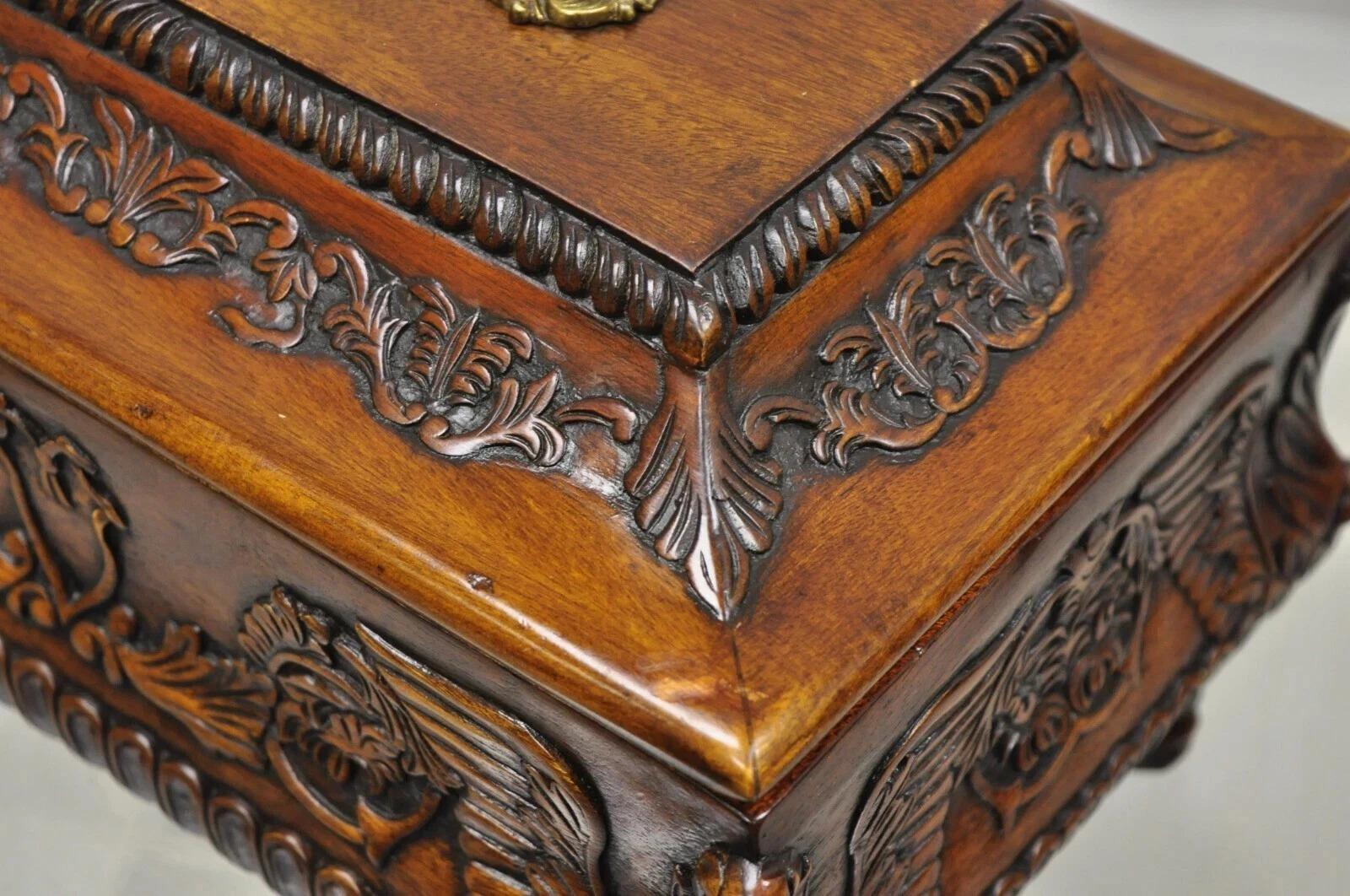 Inconnu Boîte à bijoux de style rococo de l'Empire français en acajou sculpté avec pied en patte en vente