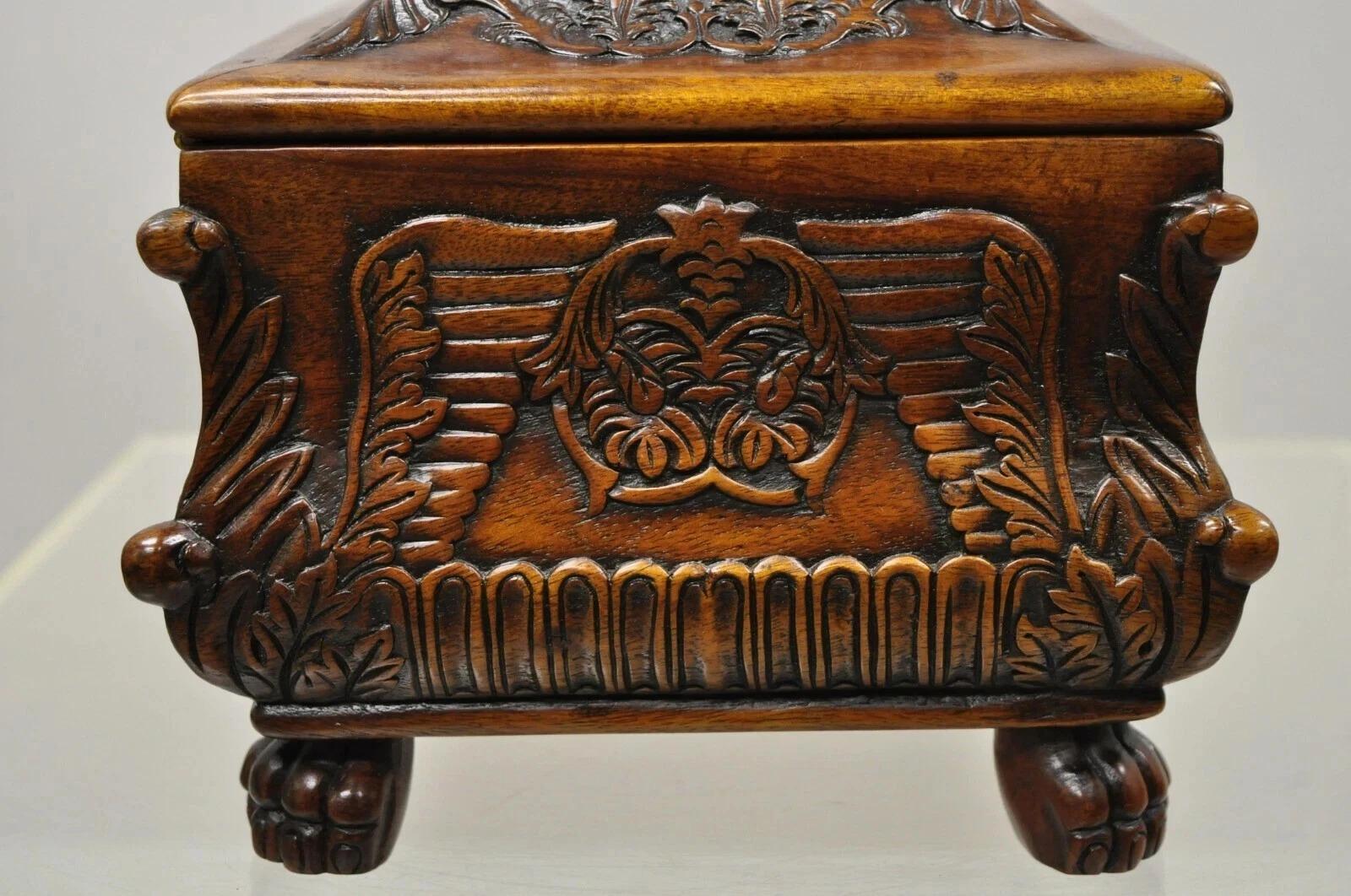 20ième siècle Boîte à bijoux de style rococo de l'Empire français en acajou sculpté avec pied en patte en vente