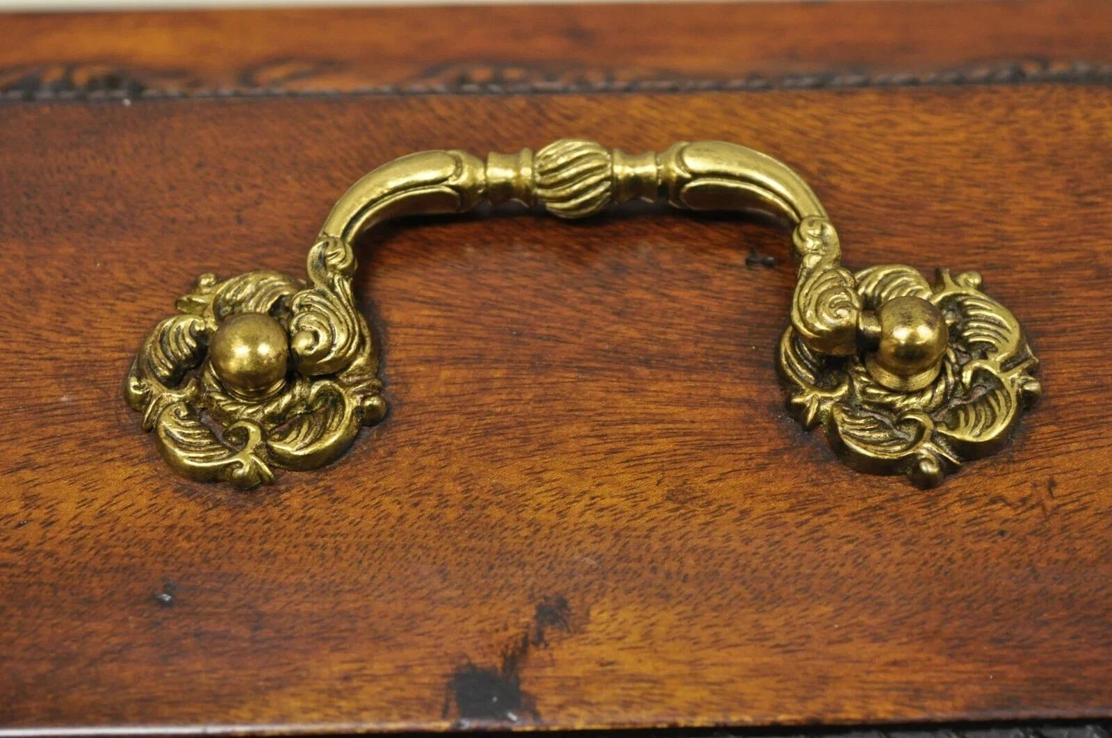 Boîte à bijoux de style rococo de l'Empire français en acajou sculpté avec pied en patte en vente 1
