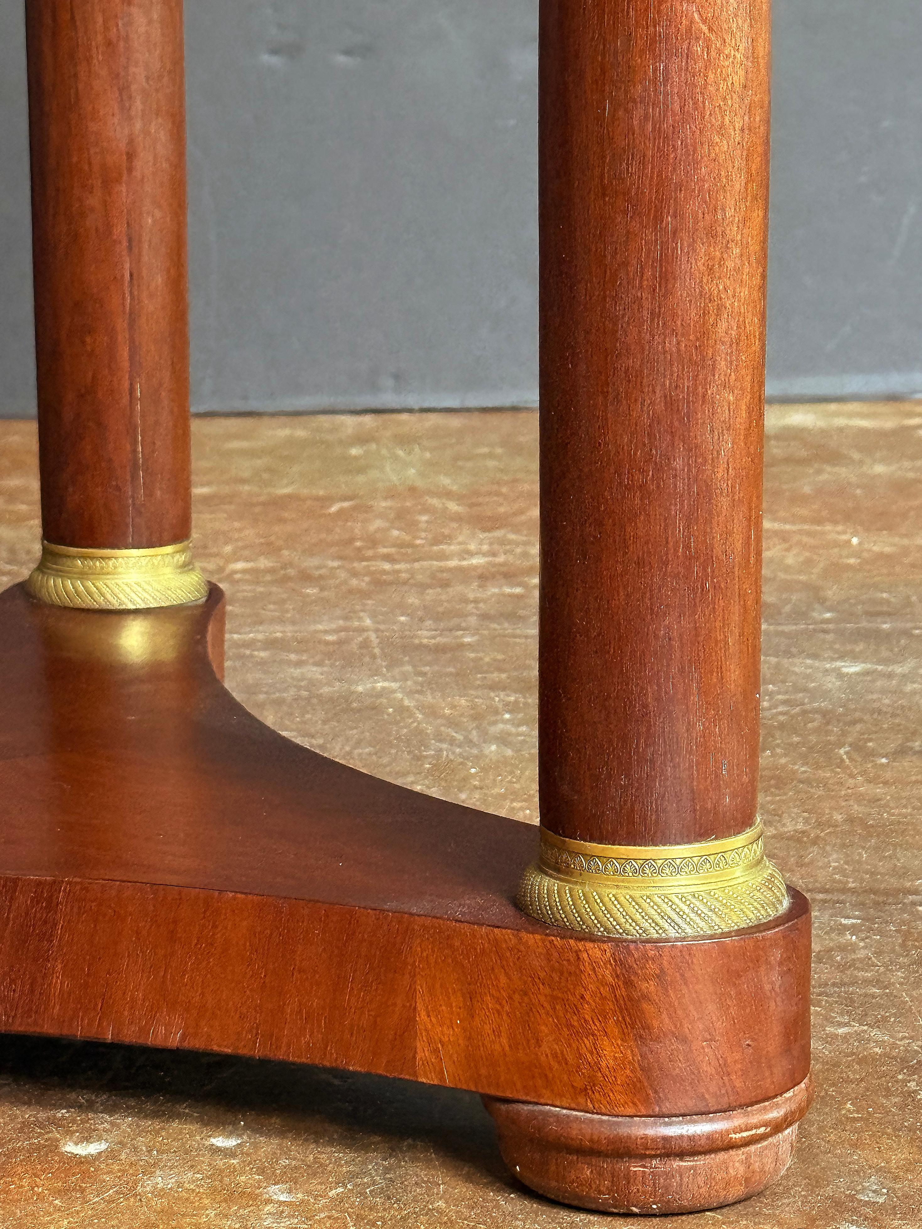 Table ronde ou guéridon Empire en acajou avec plateau en marbre en vente 5
