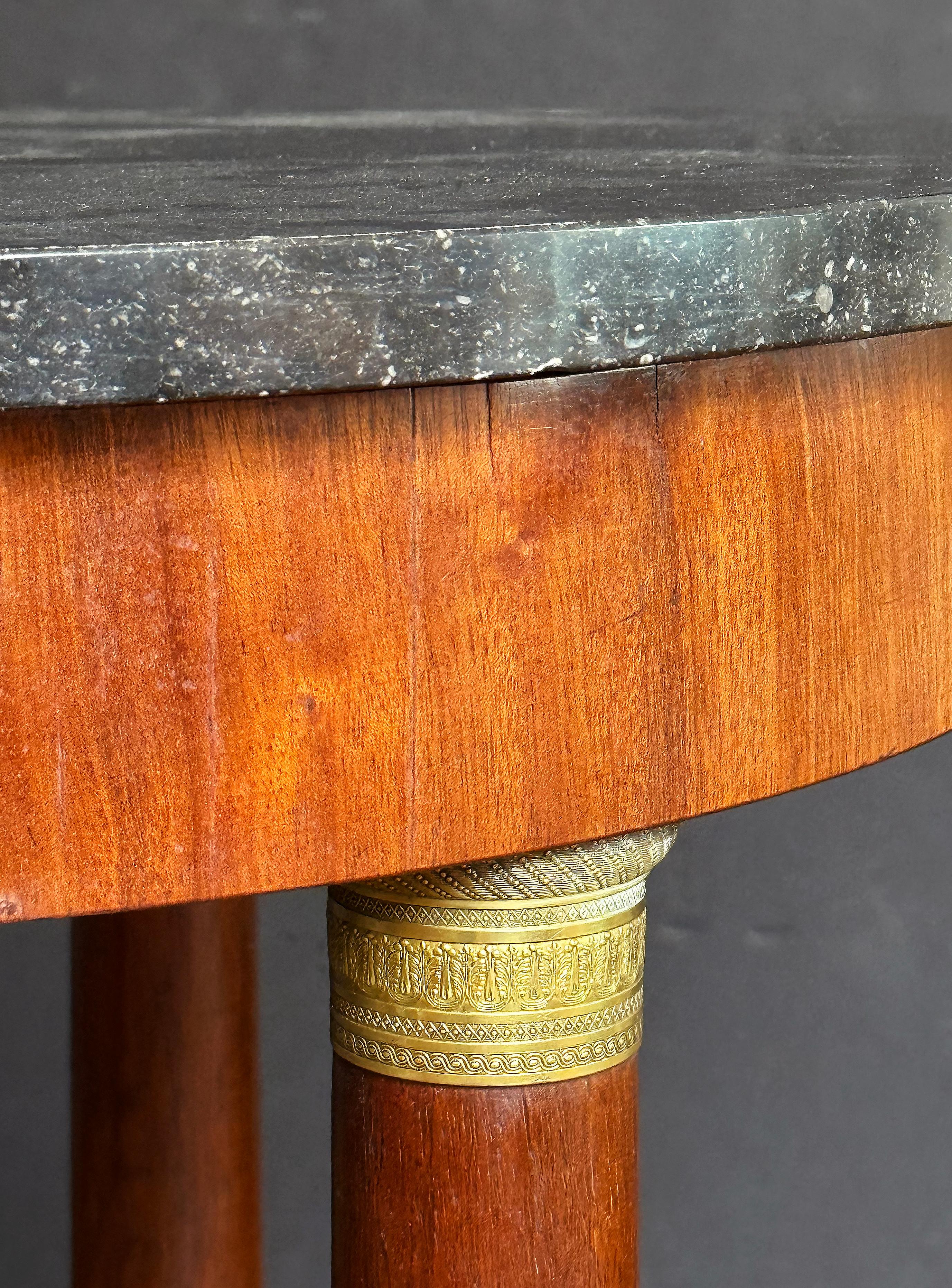 Table ronde ou guéridon Empire en acajou avec plateau en marbre en vente 6
