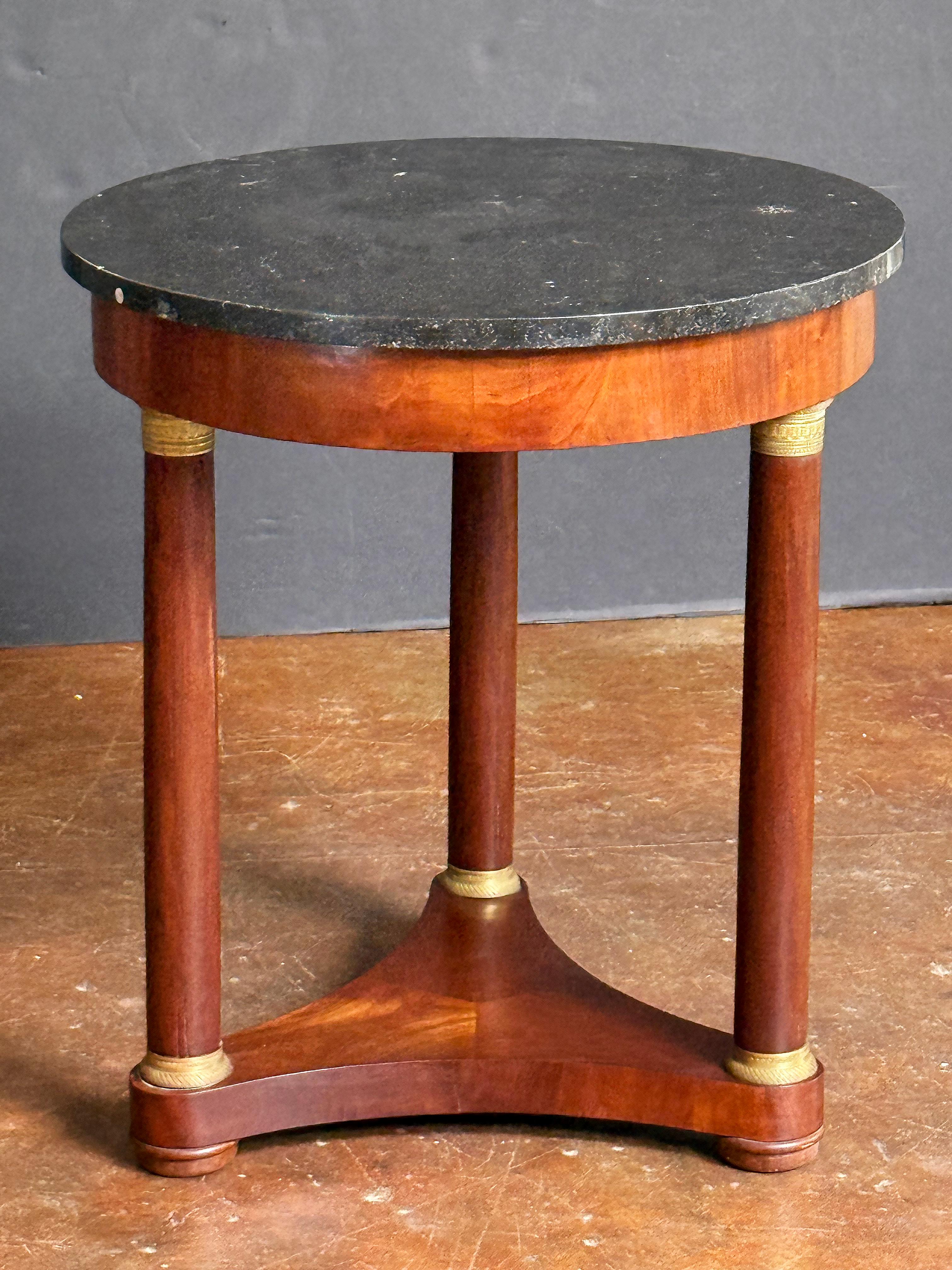 Français Table ronde ou guéridon Empire en acajou avec plateau en marbre en vente