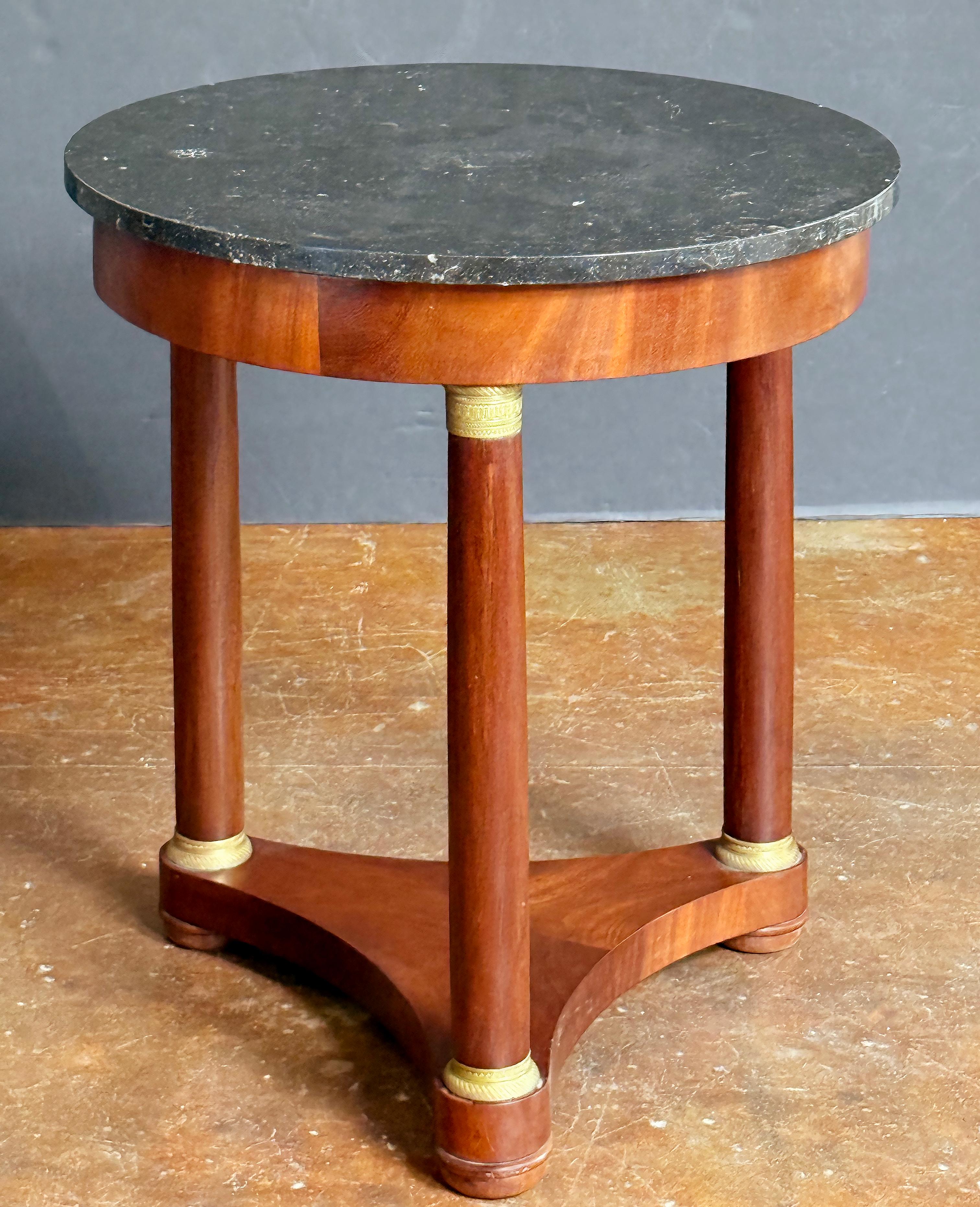 Table ronde ou guéridon Empire en acajou avec plateau en marbre Bon état - En vente à Austin, TX