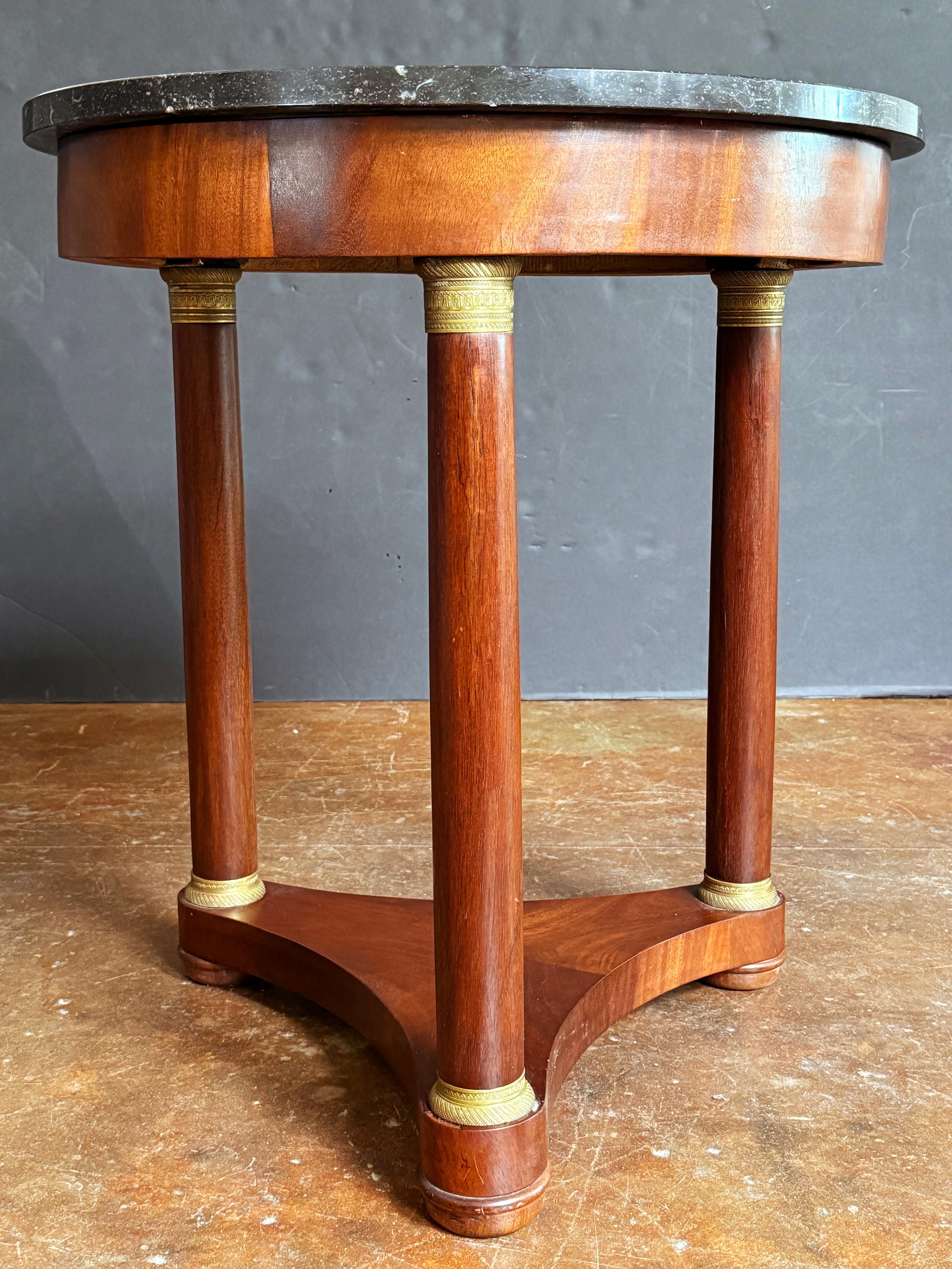 XIXe siècle Table ronde ou guéridon Empire en acajou avec plateau en marbre en vente