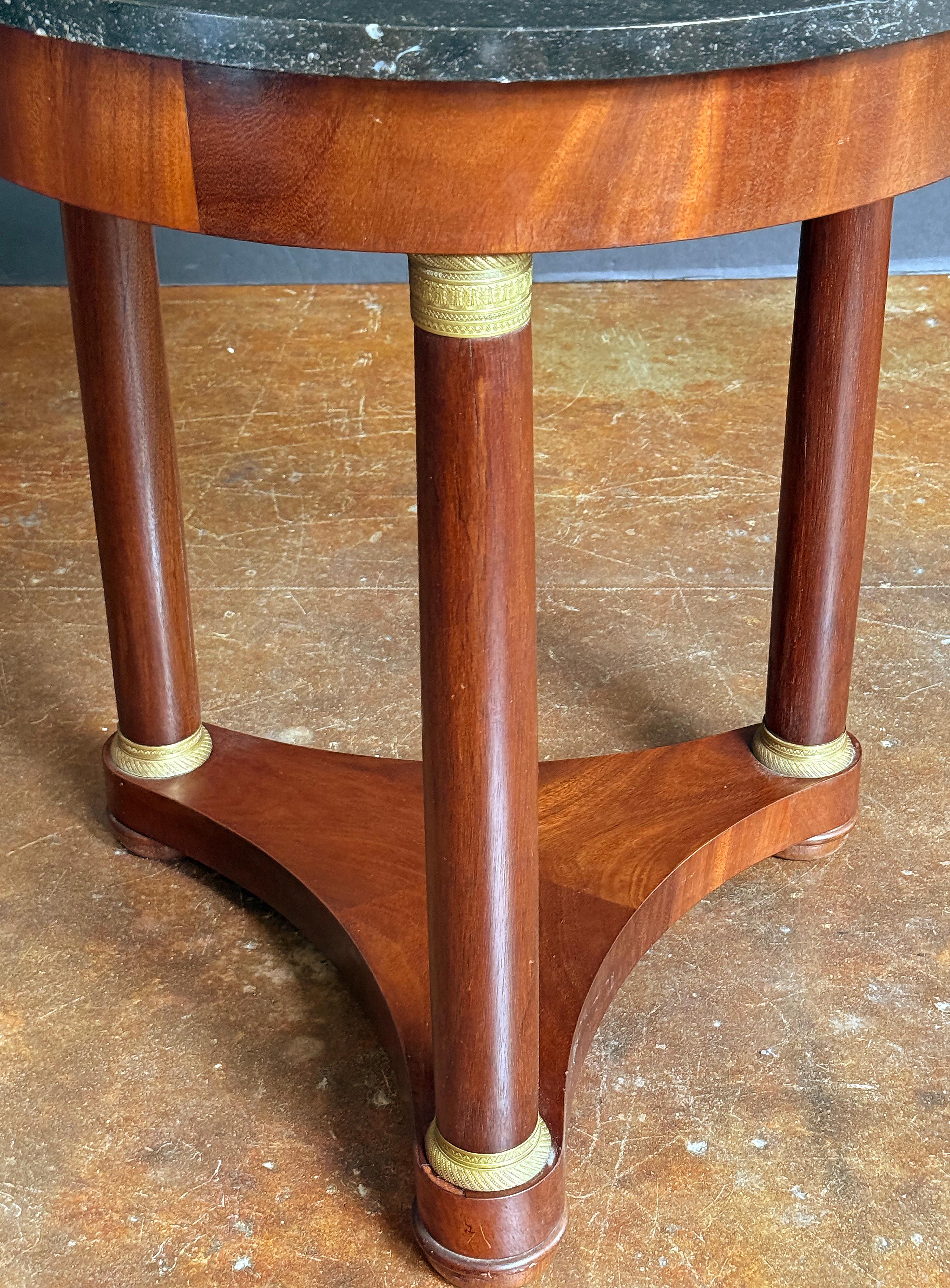Métal Table ronde ou guéridon Empire en acajou avec plateau en marbre en vente