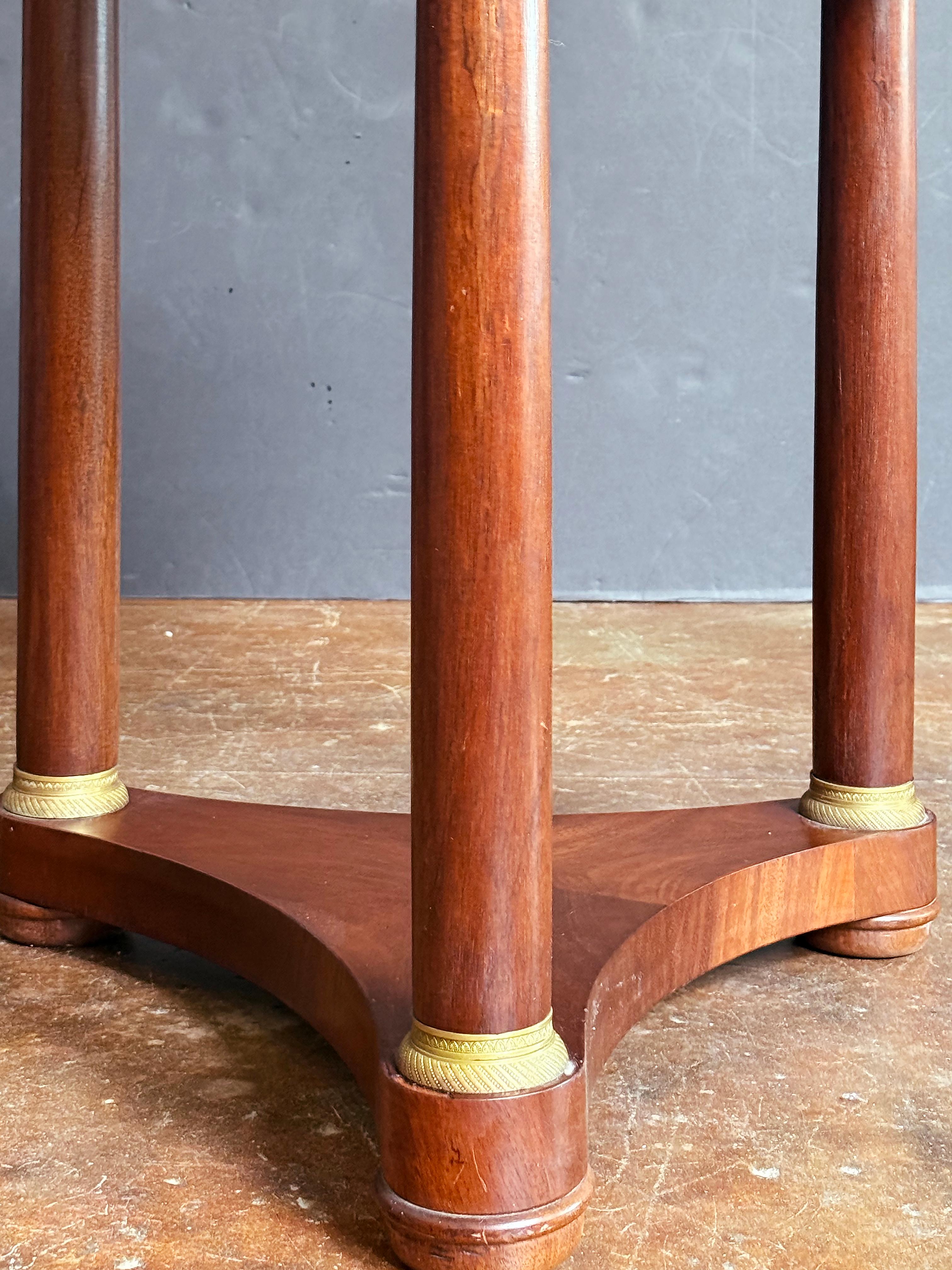 Table ronde ou guéridon Empire en acajou avec plateau en marbre en vente 1