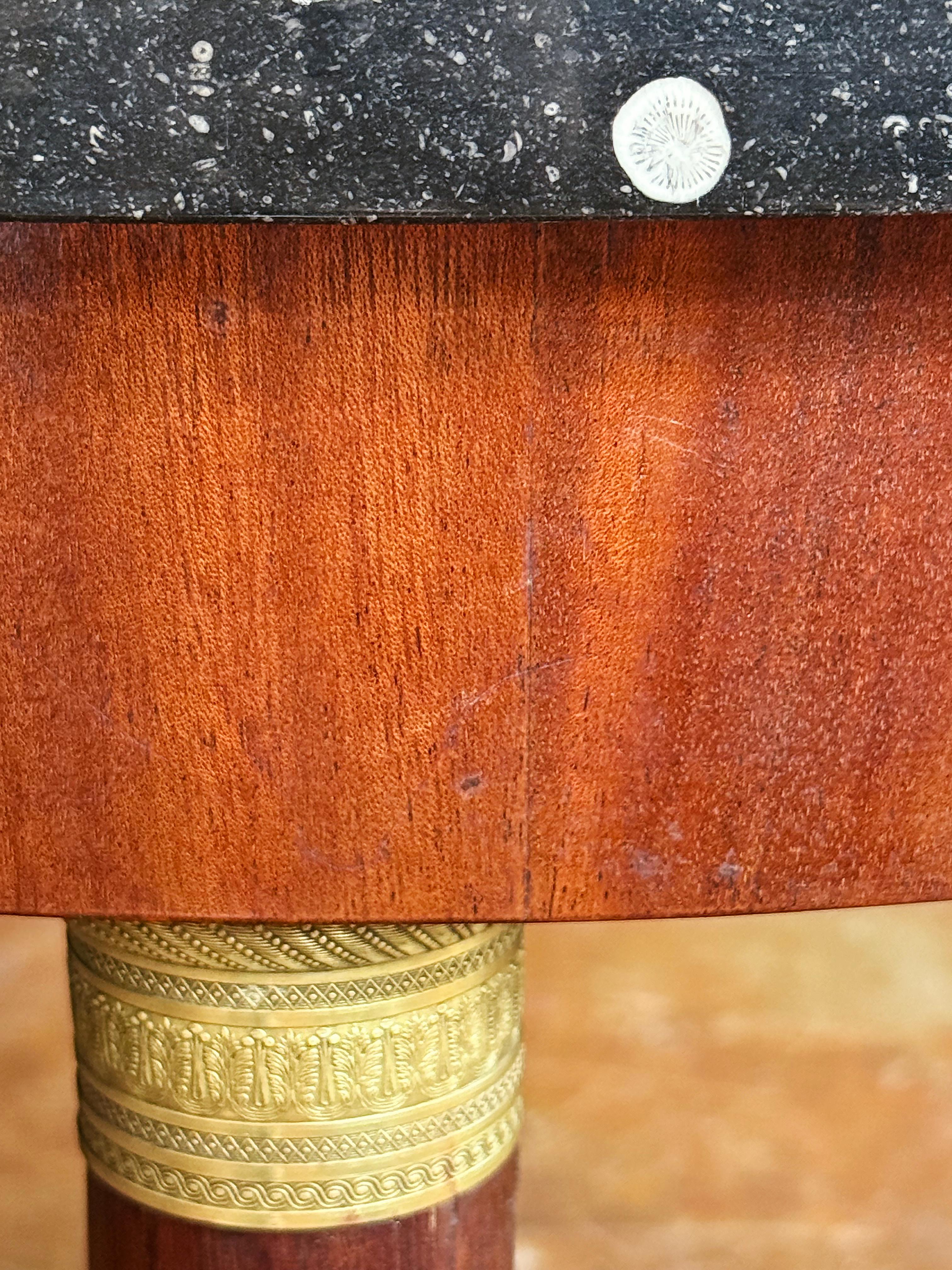 Table ronde ou guéridon Empire en acajou avec plateau en marbre en vente 2