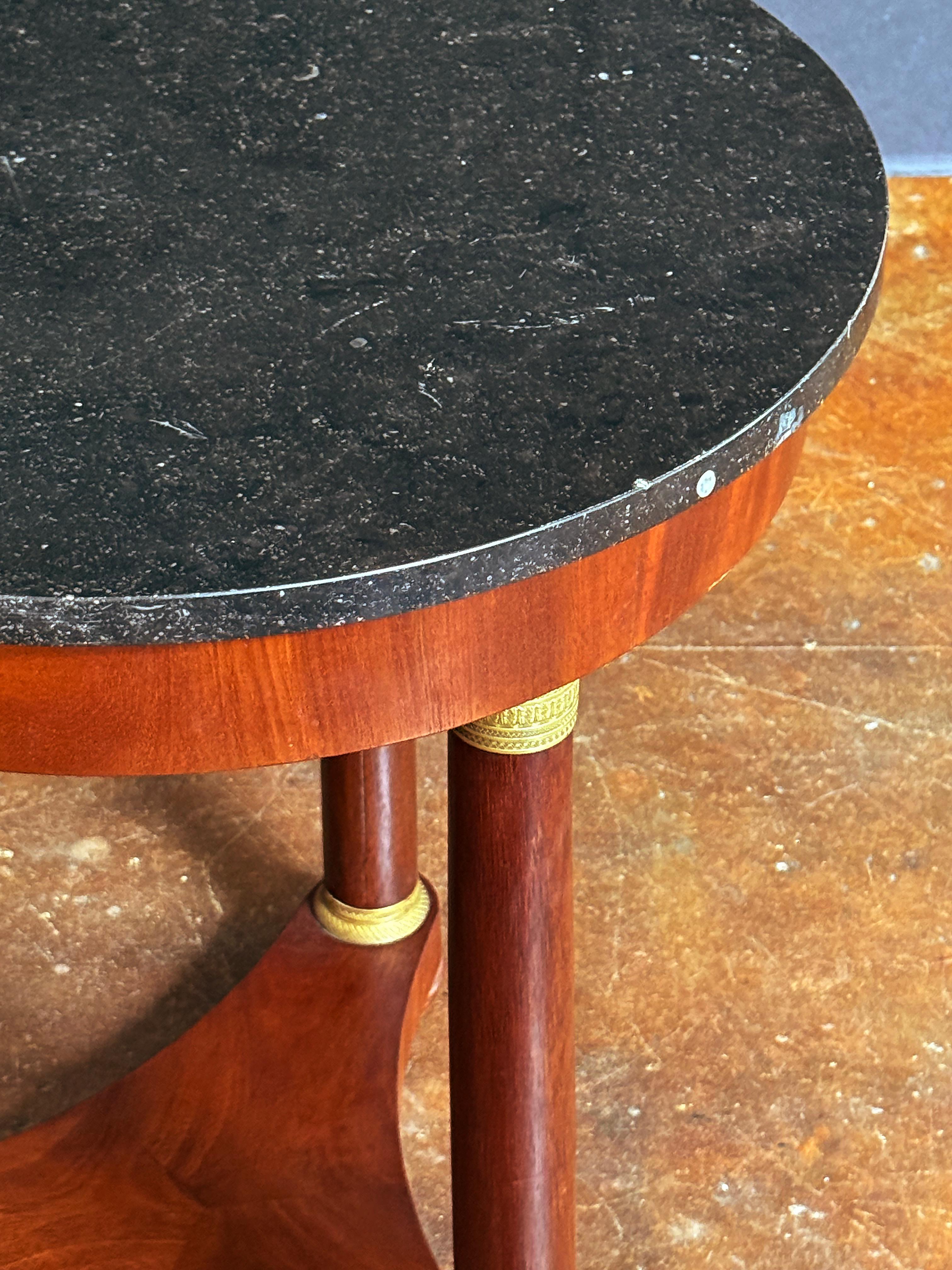 Table ronde ou guéridon Empire en acajou avec plateau en marbre en vente 3
