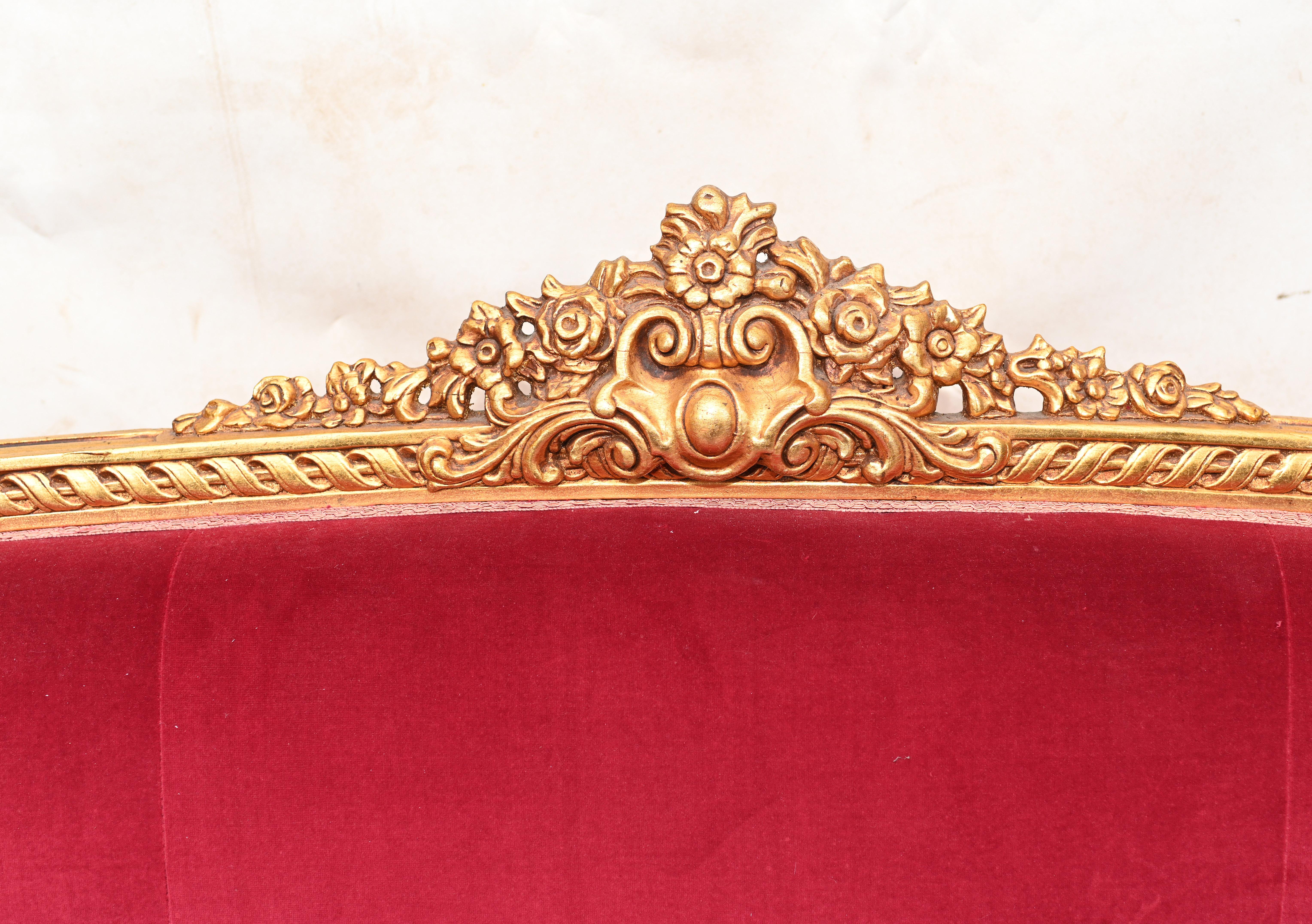 Wunderschönes vergoldetes Sofa oder Couch im französischen Empire-Stil
Aufwendig geschnitzter und vergoldeter Rahmen
Elegante Details wie Rosetten und Arabesken
Wir datieren dies auf ca. 1930
Großartiges Stück für die Inneneinrichtung
Gekauft bei