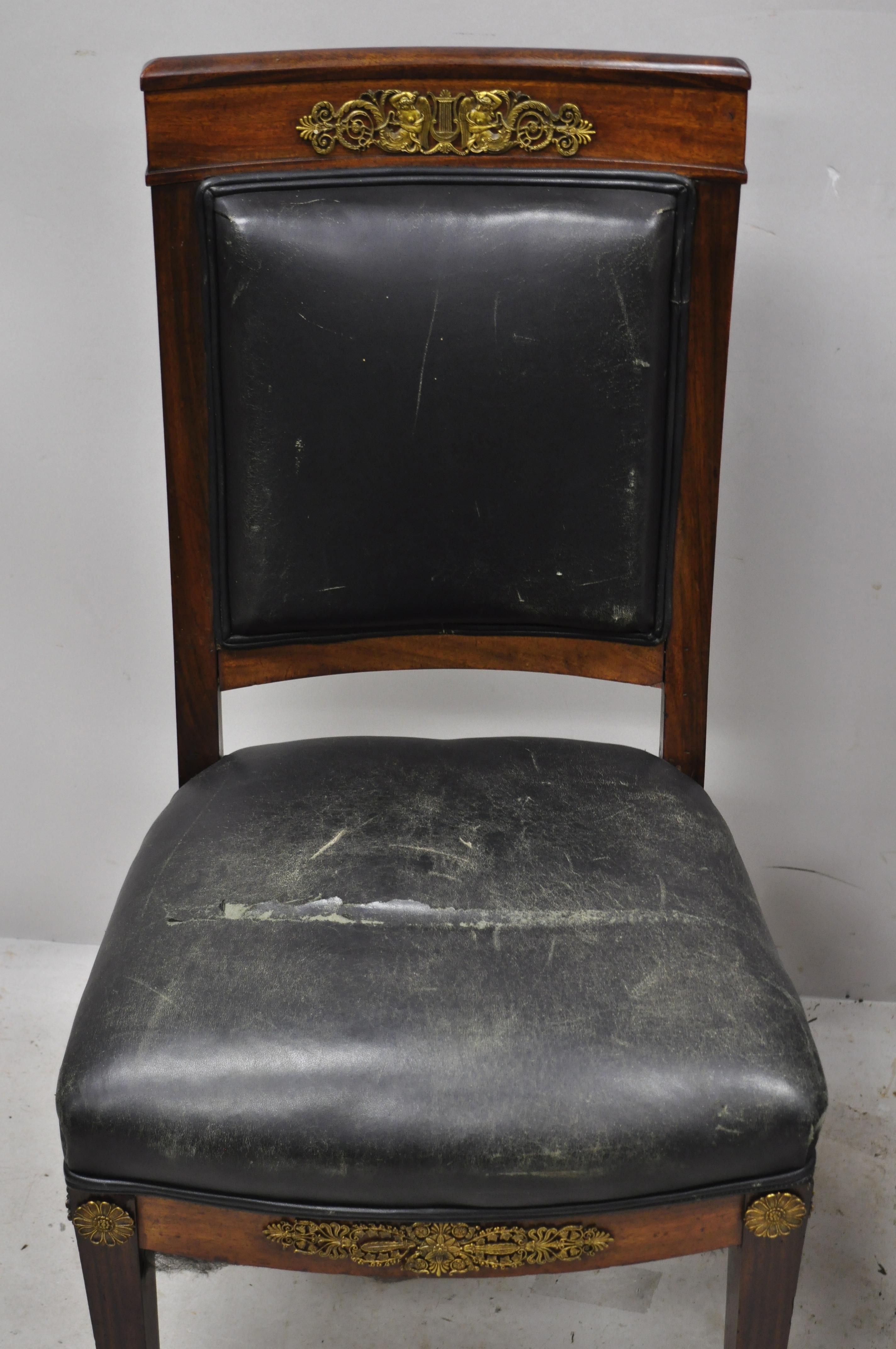 XIXe siècle Paire de chaises d'appoint Regency françaises Empire en acajou massif et bronze doré figuratif, une paire en vente