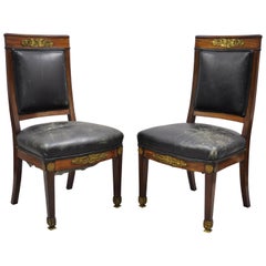 Sedie laterali Regency Impero francese in mogano massiccio con ornamenti in bronzo figurato, una coppia