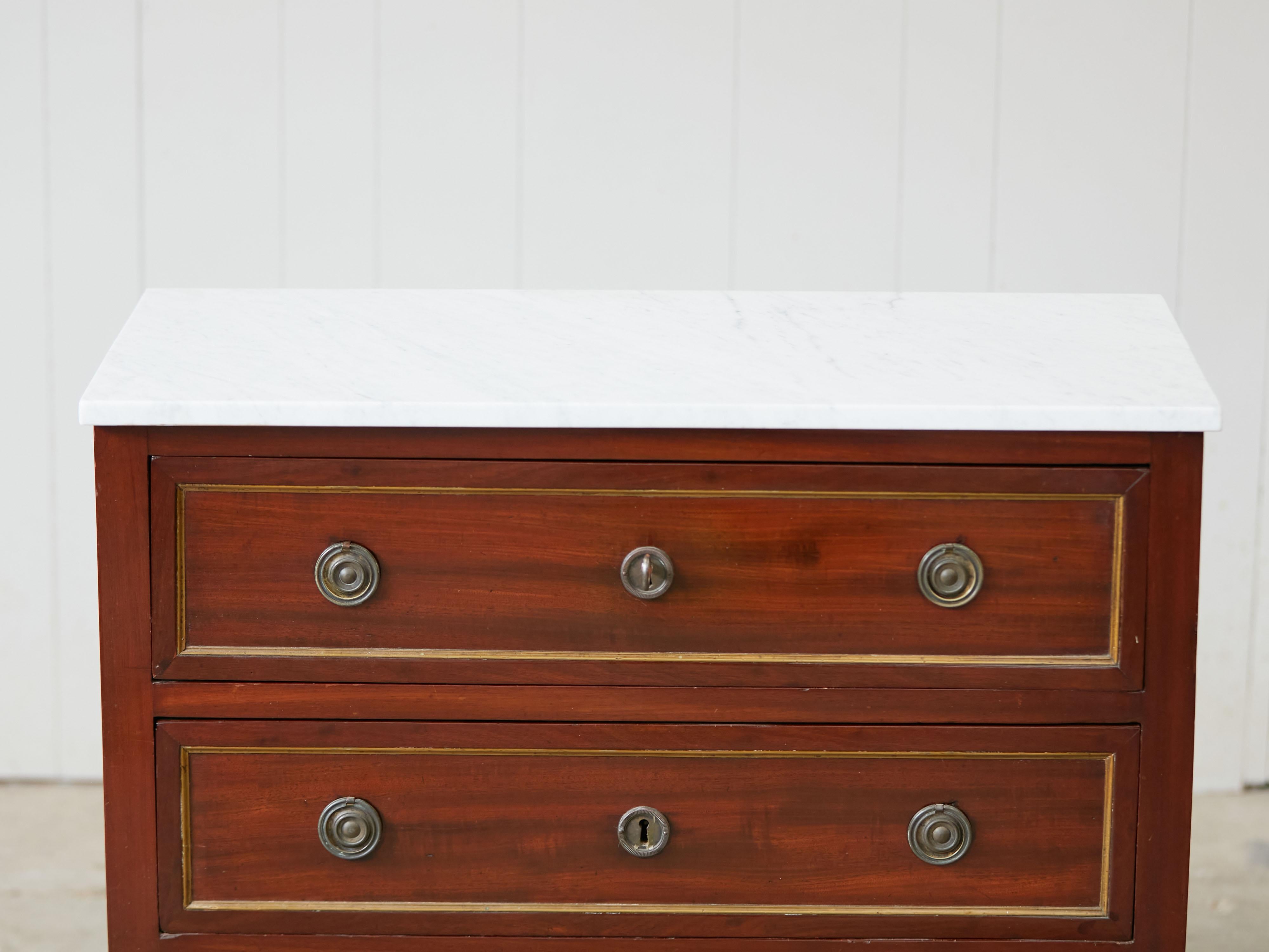 Commodo a tre cassetti in mogano stile Impero francese del 1870 con piano in marmo bianco in vendita 9