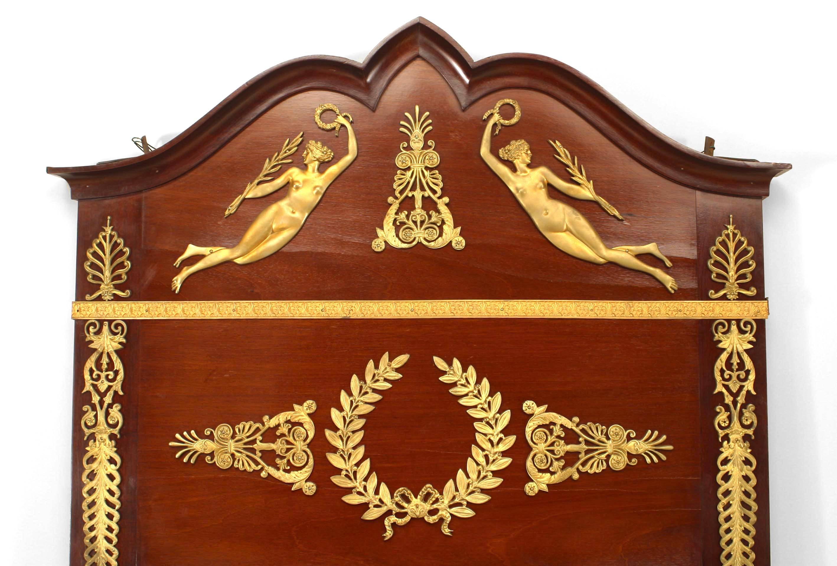 Miroir mural de style Empire français (19e/20e siècle) en acajou, avec des montures en bronze doré, un fronton en forme, et un verre biseauté (Related item : PPM048)
