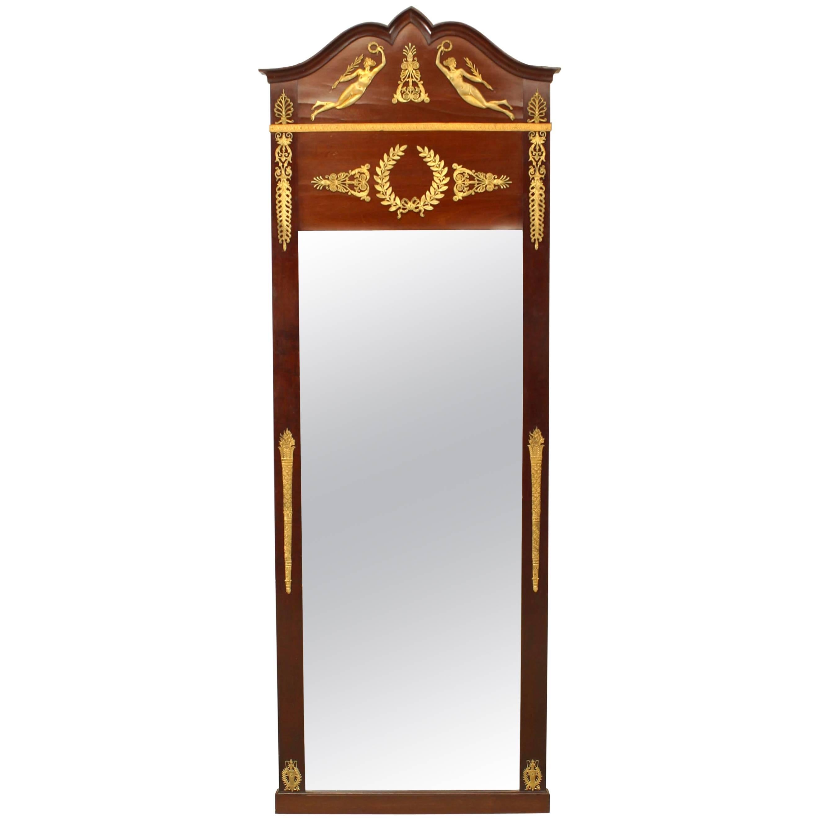 Miroir mural à fronton en acajou et bronze doré de style Empire français