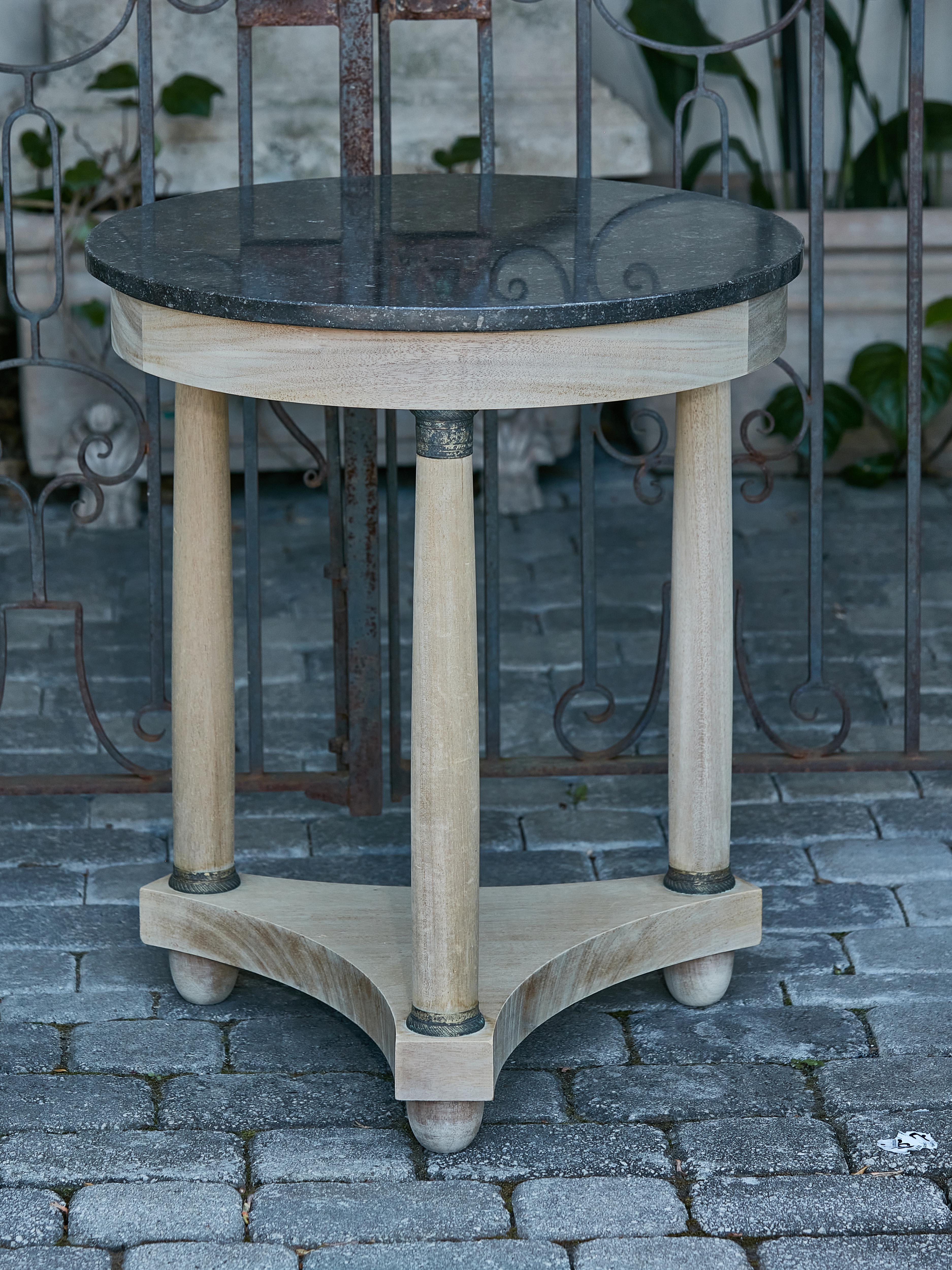 Table blanchie de style Empire français du 19ème siècle avec plateau en marbre et pieds à colonnes en vente 4