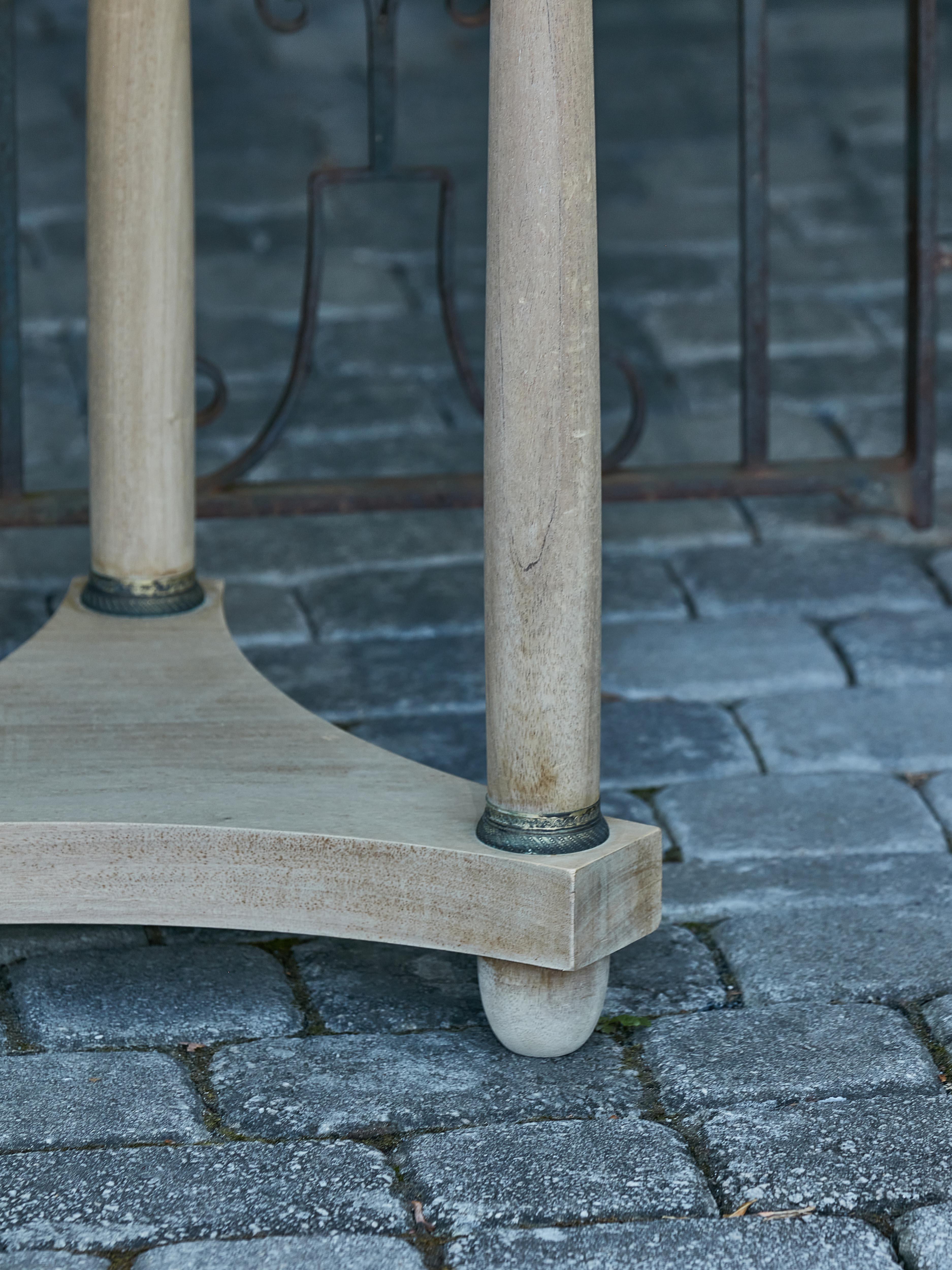 Français Table blanchie de style Empire français du 19ème siècle avec plateau en marbre et pieds à colonnes en vente