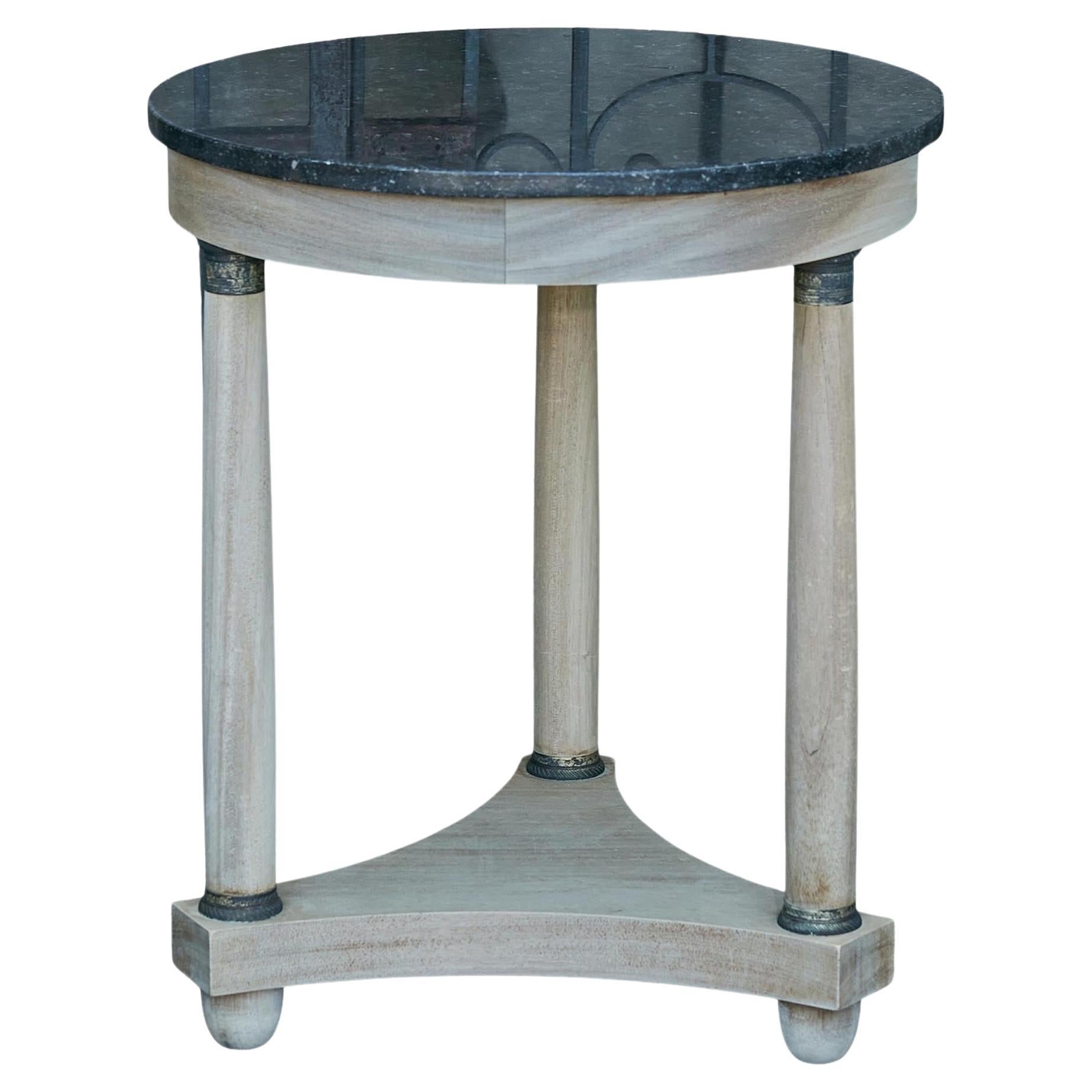 Table blanchie de style Empire français du 19ème siècle avec plateau en marbre et pieds à colonnes en vente