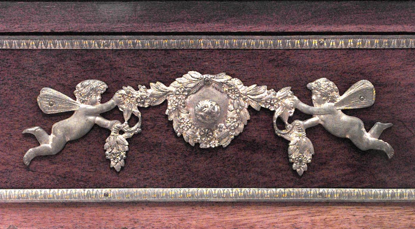 XIX secolo Scrivania da tavolo in stile impero francese in mogano e bronzo con grifoni in vendita