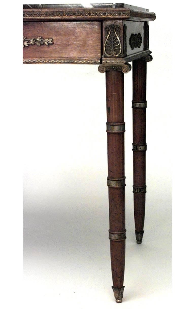 Französischer Empire-Tisch im Stil des 19. Jahrhunderts aus Mahagoni und Bronze mit Bronzebesatz im Angebot 3