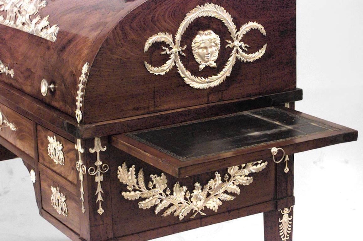 Schreibtisch aus Mahagoni im Empire-Stil mit Rollplatte und vergoldeter Bronzeverzierung (Französisch) im Angebot