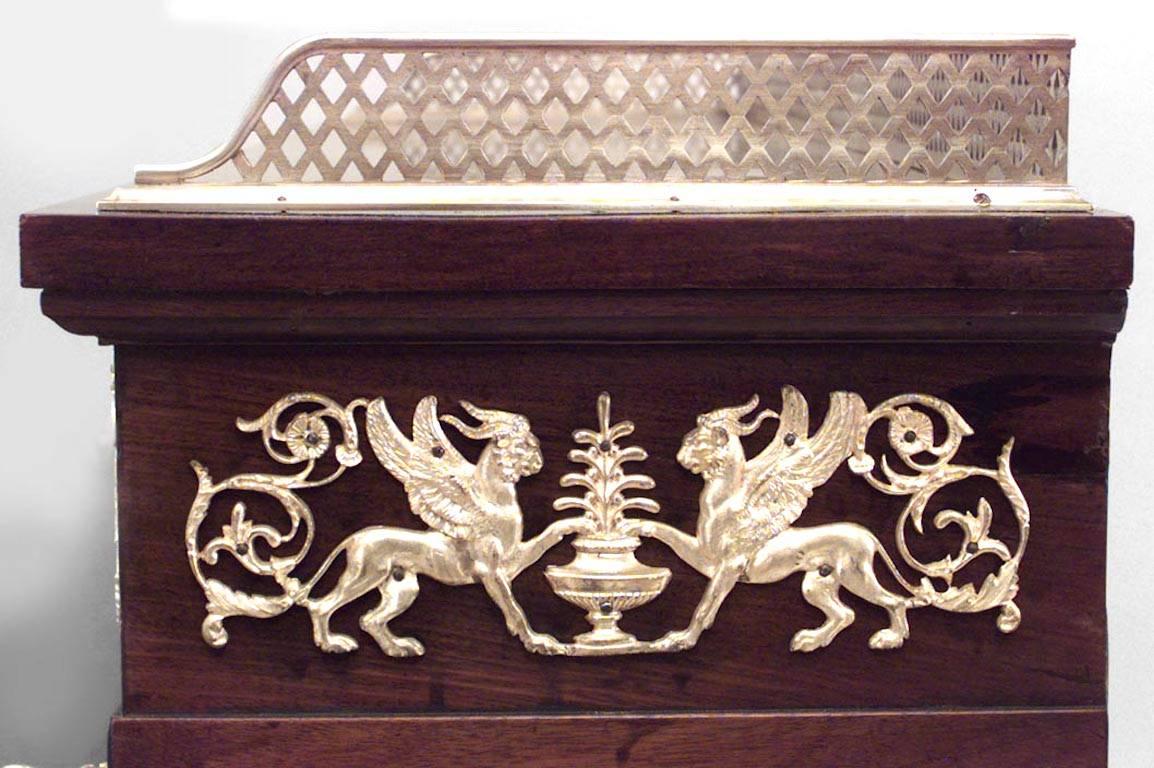 Schreibtisch aus Mahagoni im Empire-Stil mit Rollplatte und vergoldeter Bronzeverzierung im Zustand „Gut“ im Angebot in New York, NY