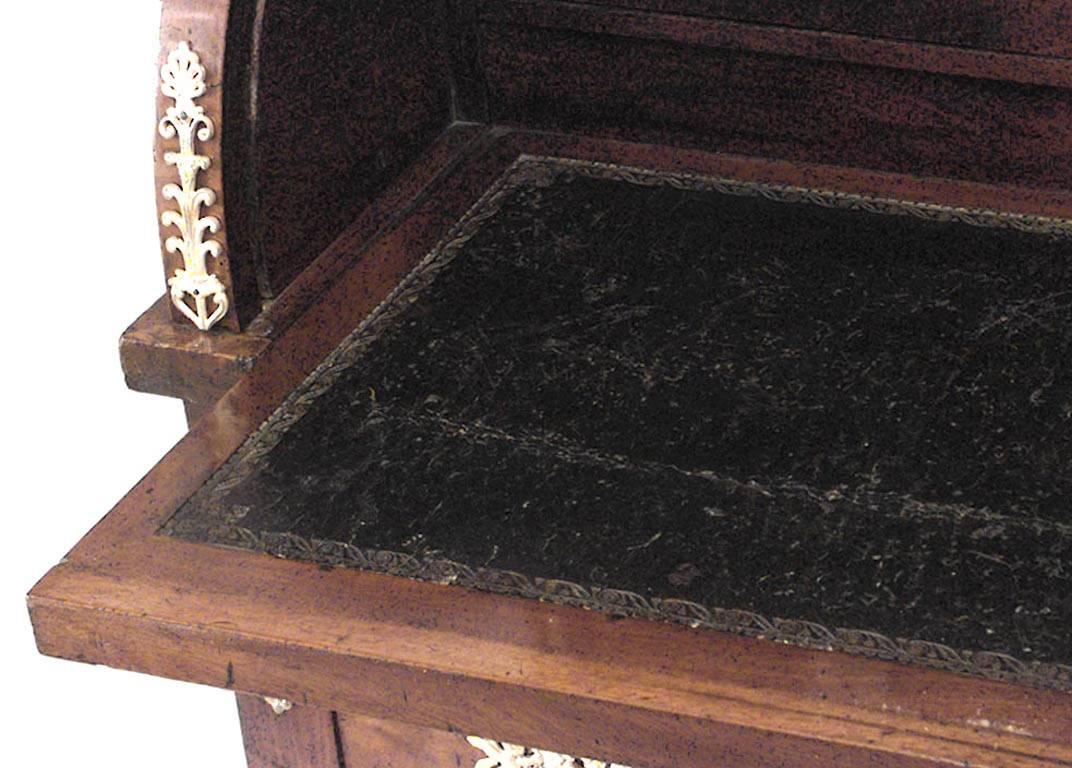 Schreibtisch aus Mahagoni im Empire-Stil mit Rollplatte und vergoldeter Bronzeverzierung (19. Jahrhundert) im Angebot