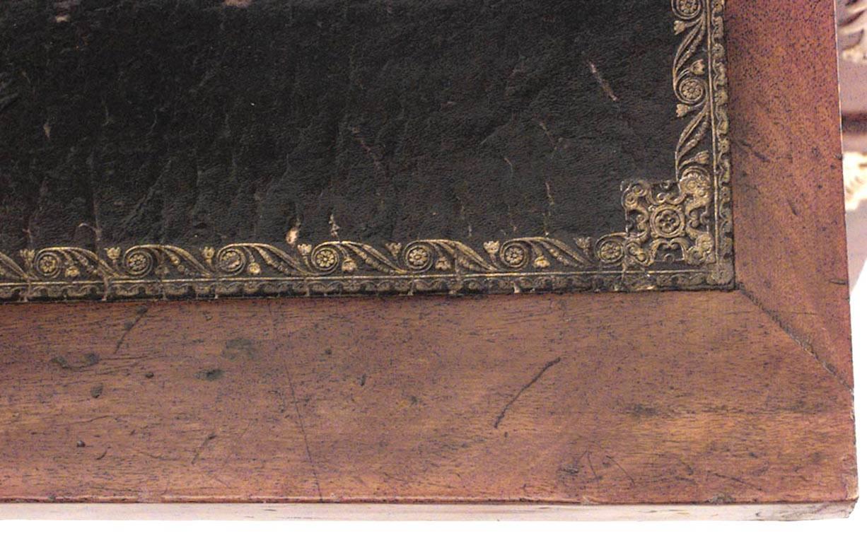 Schreibtisch aus Mahagoni im Empire-Stil mit Rollplatte und vergoldeter Bronzeverzierung im Angebot 1