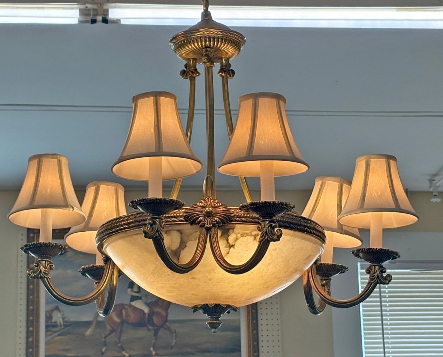 Lampadario in stile impero francese in alabastro e ottone 27 X 27 X 27

Dimensioni: 27 X 27 X 27

Questo splendido lampadario è stato realizzato in stile impero francese e molto probabilmente è stato prodotto in Italia. L'alabastro è splendido e