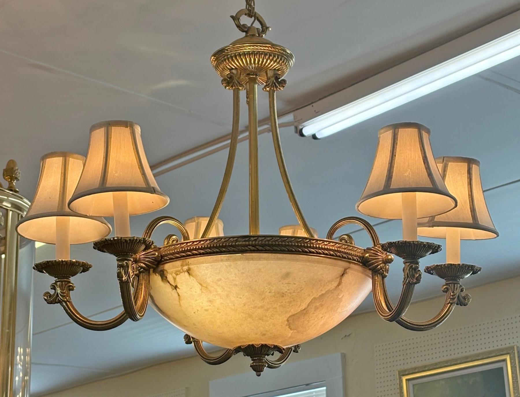 Stile impero Lampadario in stile impero francese in alabastro e ottone 27 X 27 X 27 in vendita
