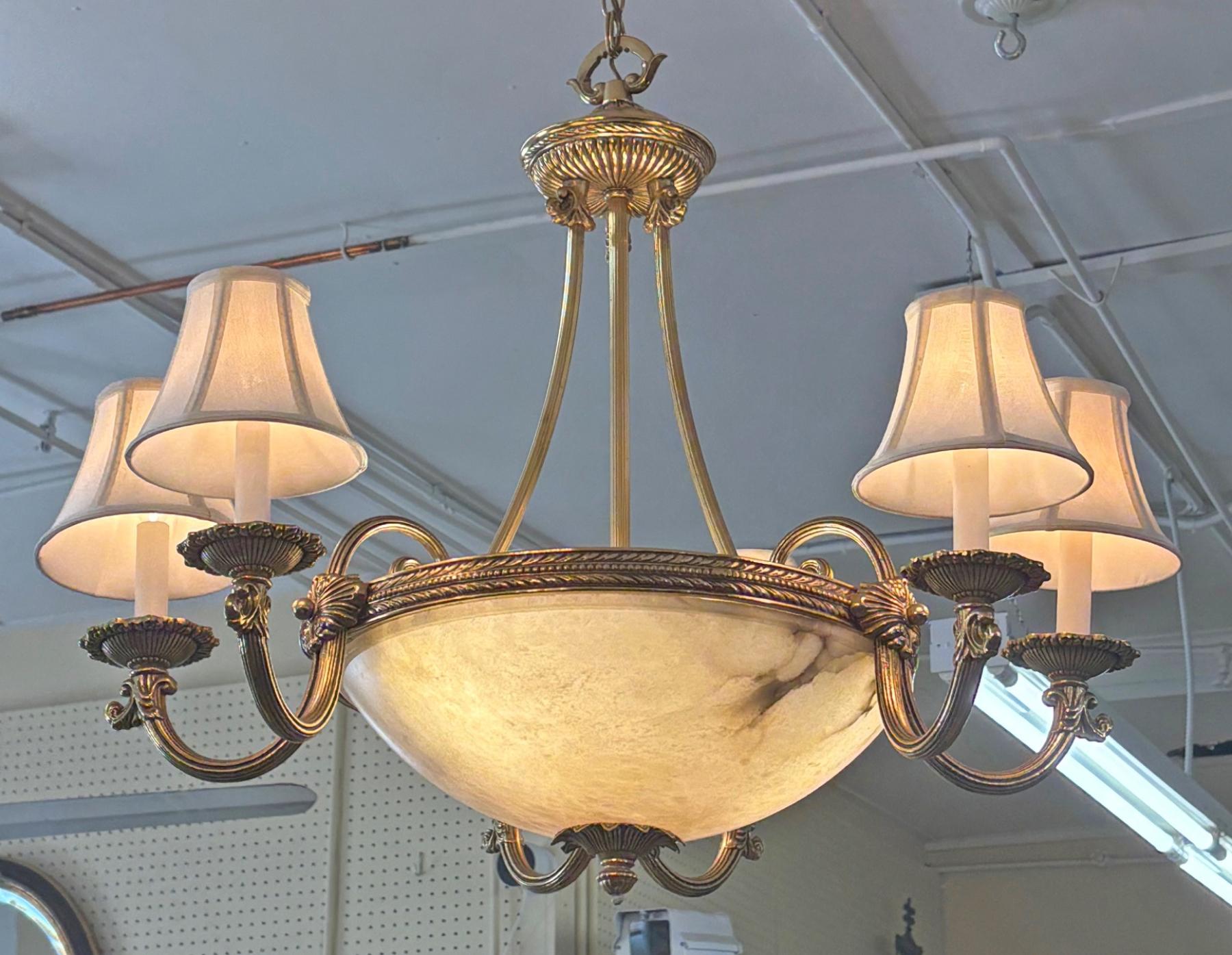 Italiano Lampadario in stile impero francese in alabastro e ottone 27 X 27 X 27 in vendita