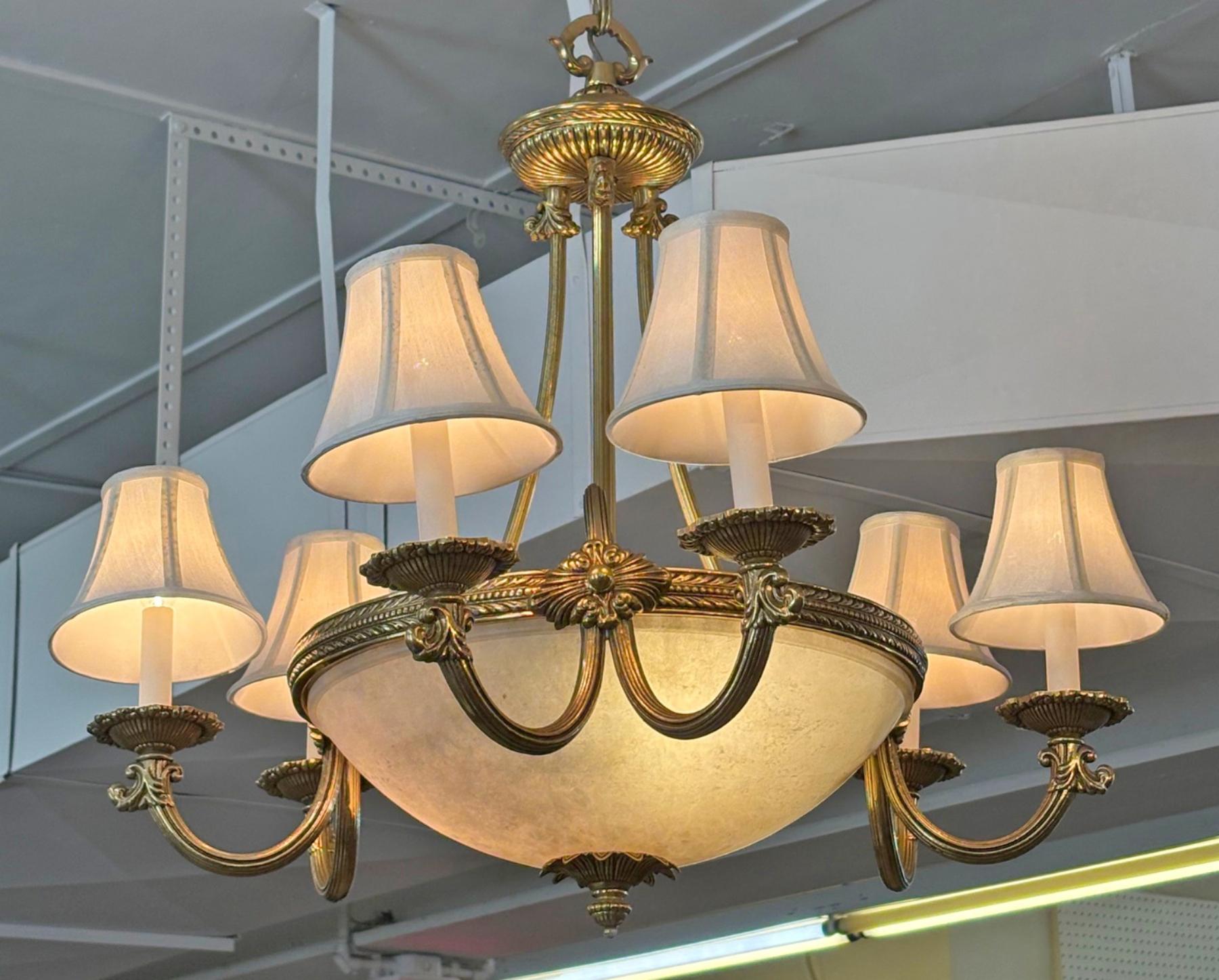 Lampadario in stile impero francese in alabastro e ottone 27 X 27 X 27 In condizioni buone in vendita a Long Branch, NJ