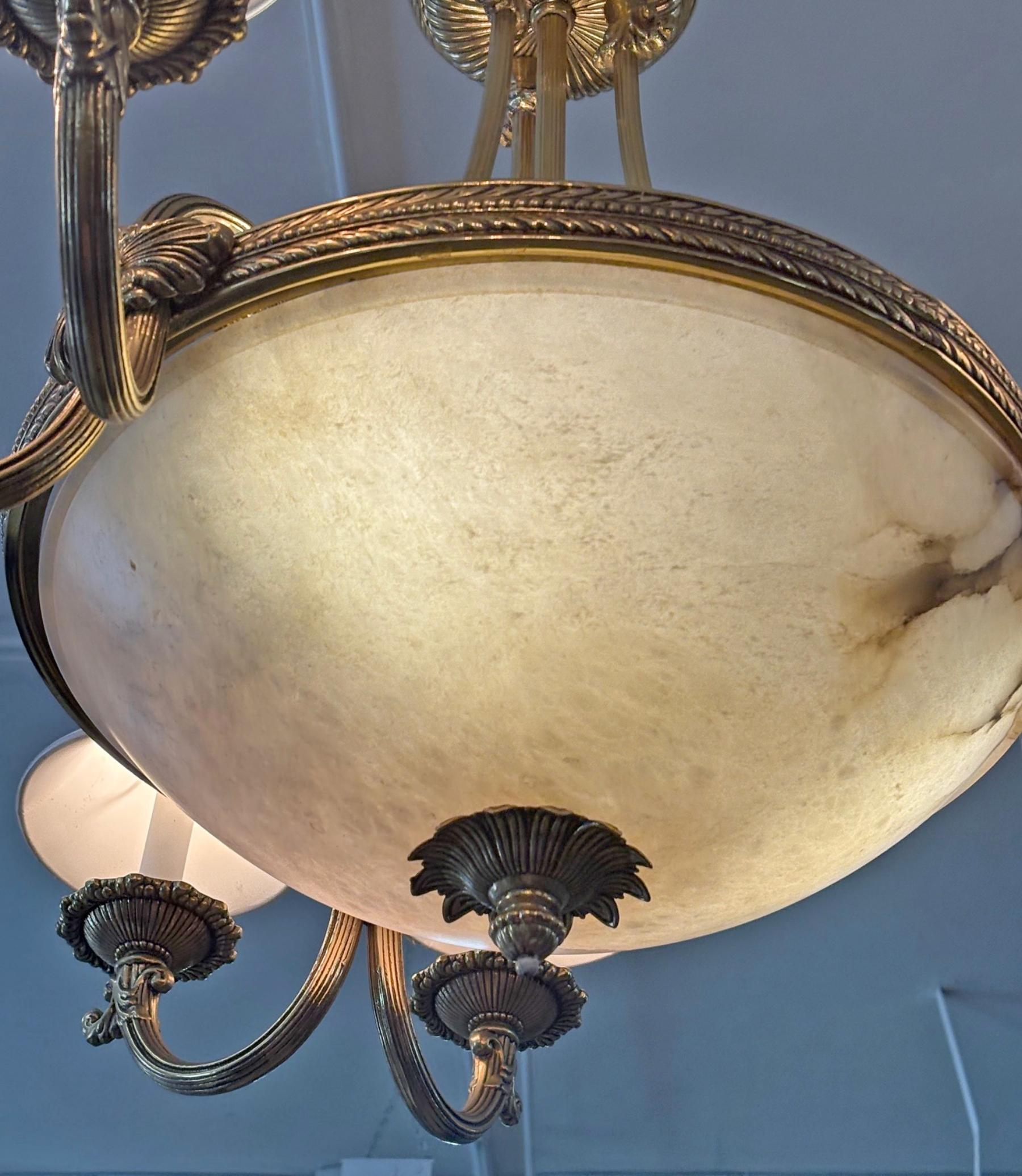 XXI secolo e contemporaneo Lampadario in stile impero francese in alabastro e ottone 27 X 27 X 27 in vendita
