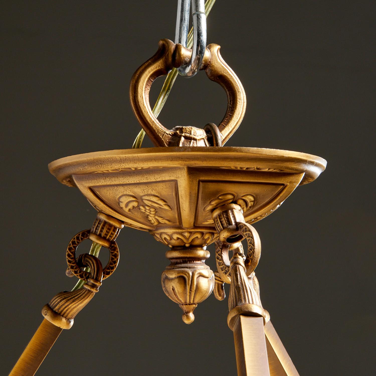 Gewölbter Plafonnier aus Alabaster und vergoldeter Bronze im französischen Empire-Stil, 20/21. (Spanisch) im Angebot