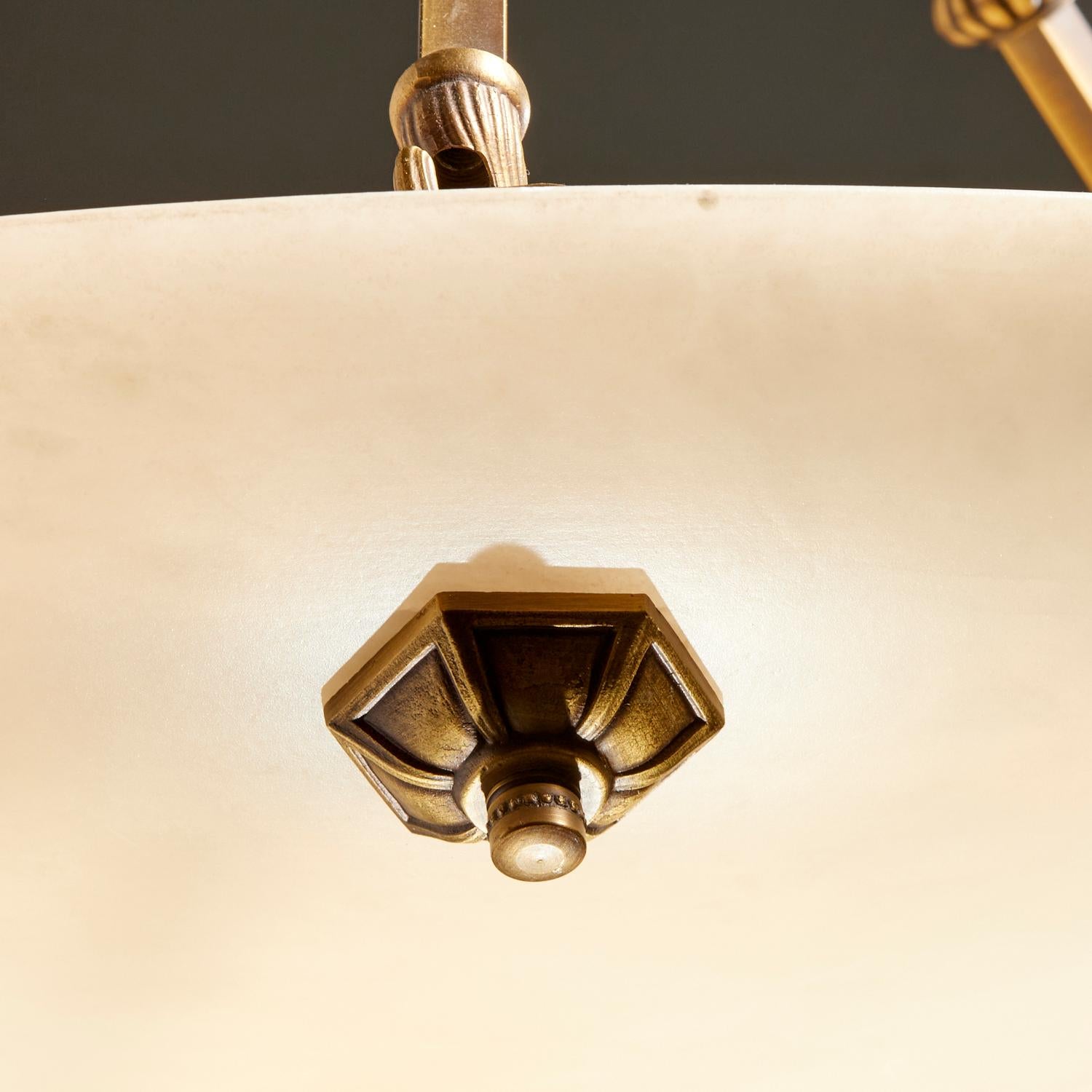 Gewölbter Plafonnier aus Alabaster und vergoldeter Bronze im französischen Empire-Stil, 20/21. (Geschnitzt) im Angebot