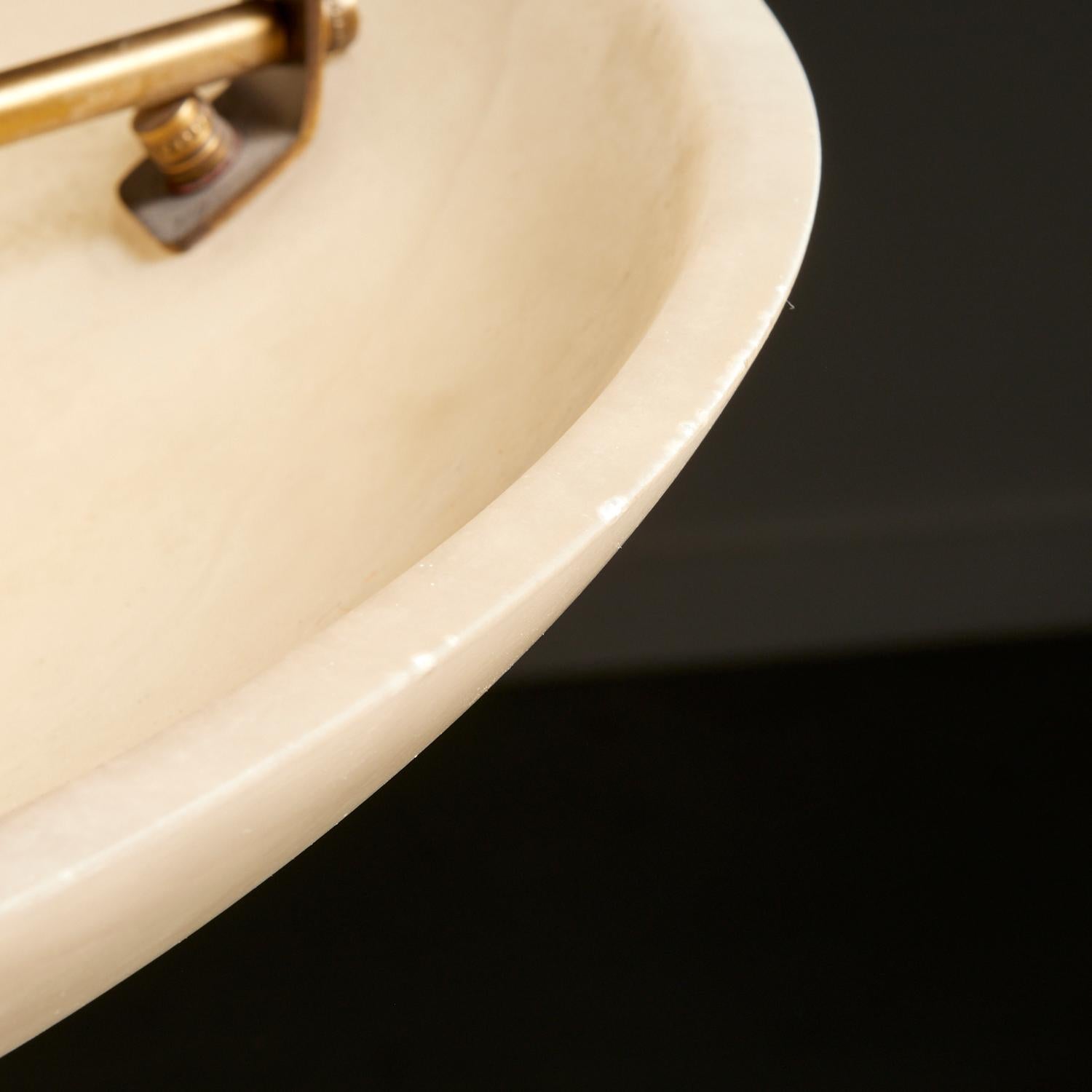Gewölbter Plafonnier aus Alabaster und vergoldeter Bronze im französischen Empire-Stil, 20/21. im Zustand „Gut“ im Angebot in Morristown, NJ