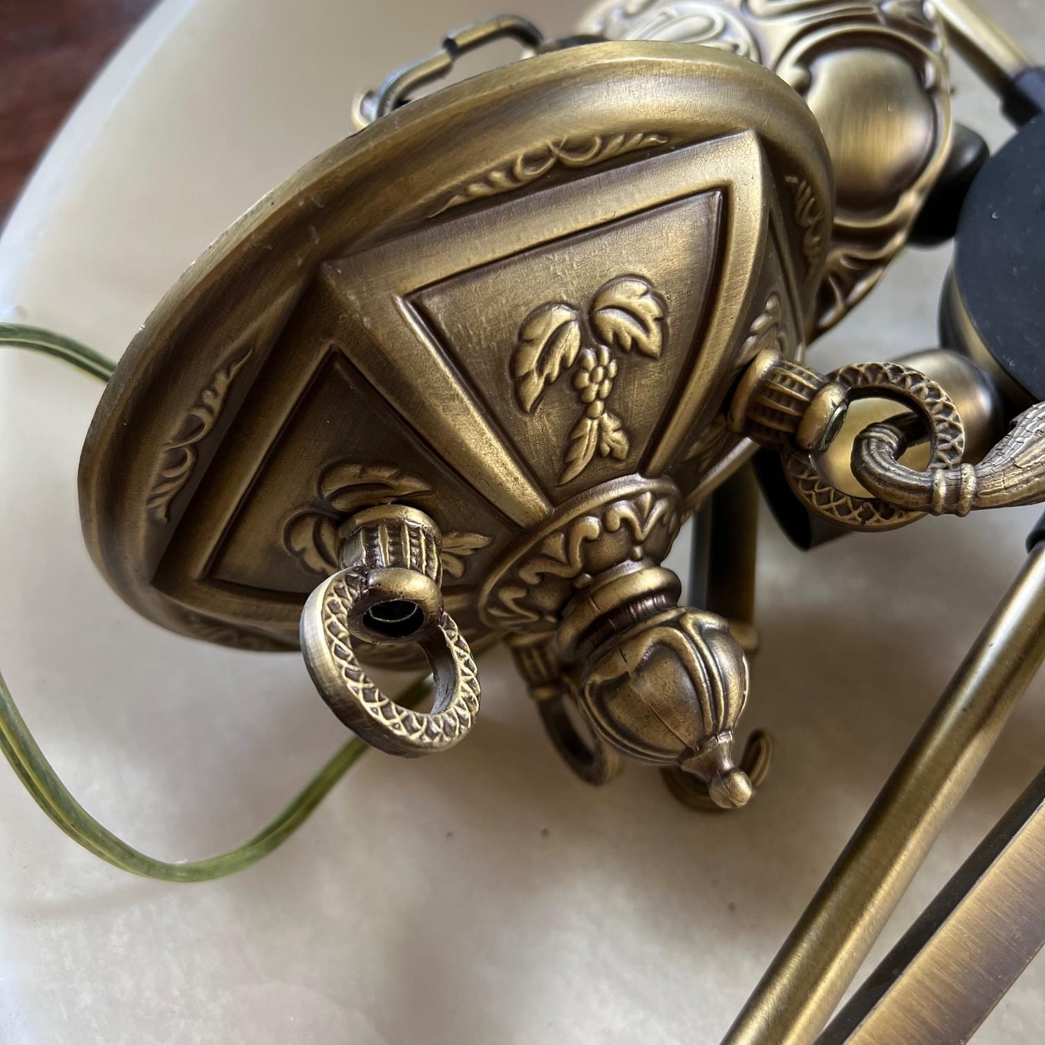 Gewölbter Plafonnier aus Alabaster und vergoldeter Bronze im französischen Empire-Stil, 20/21. im Angebot 1
