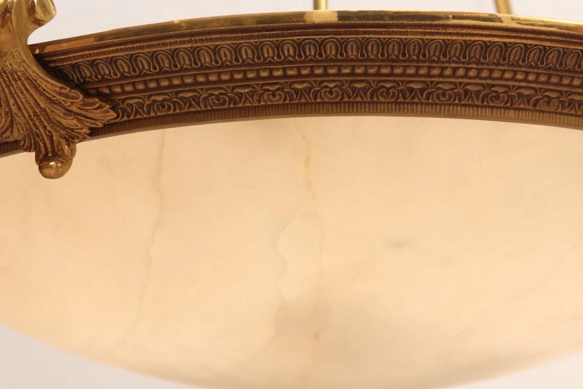 Lustre en albâtre et laiton de style Empire français en vente 5