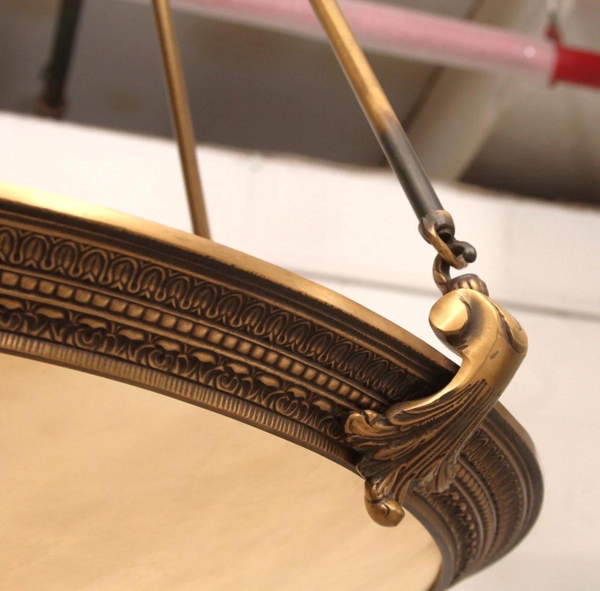 Lustre en albâtre et laiton de style Empire français Bon état - En vente à New York, NY